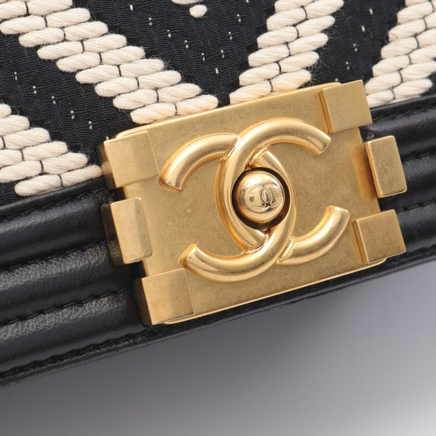 ボーイシャネル チェーンショルダーバッグ ファブリック レザー ブラック ホワイト ゴールド金具 シャネル バッグ CHANEL