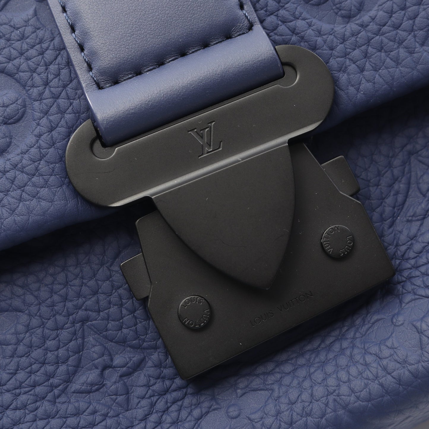 Sケープ メッセンジャー モノグラムエンボス サファイア ショルダーバッグ レザー ブルー ルイヴィトン バッグ LOUIS VUITTON