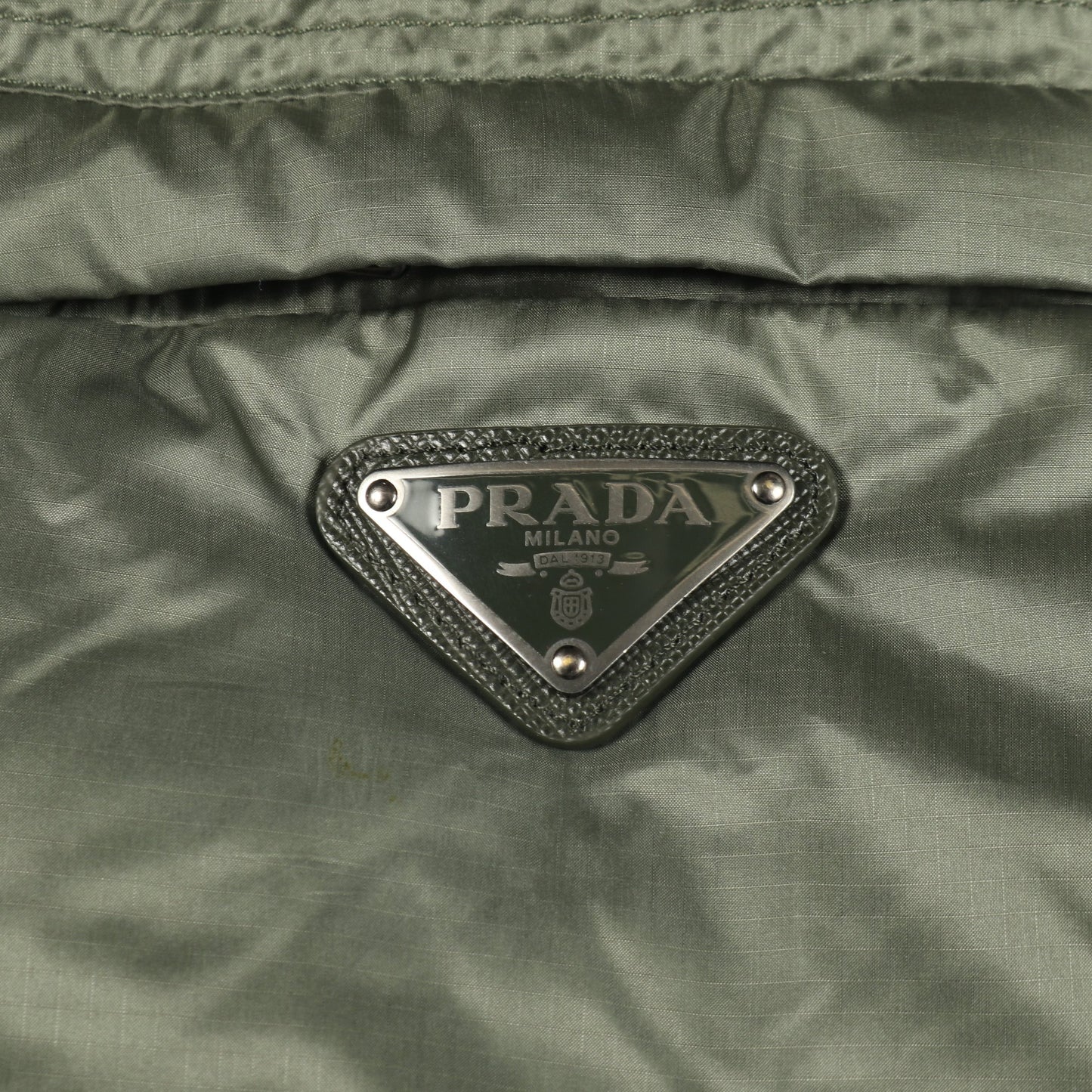 ダウンジャケット ナイロン カーキグリーン オレンジ 三角プレート プラダ アウター PRADA