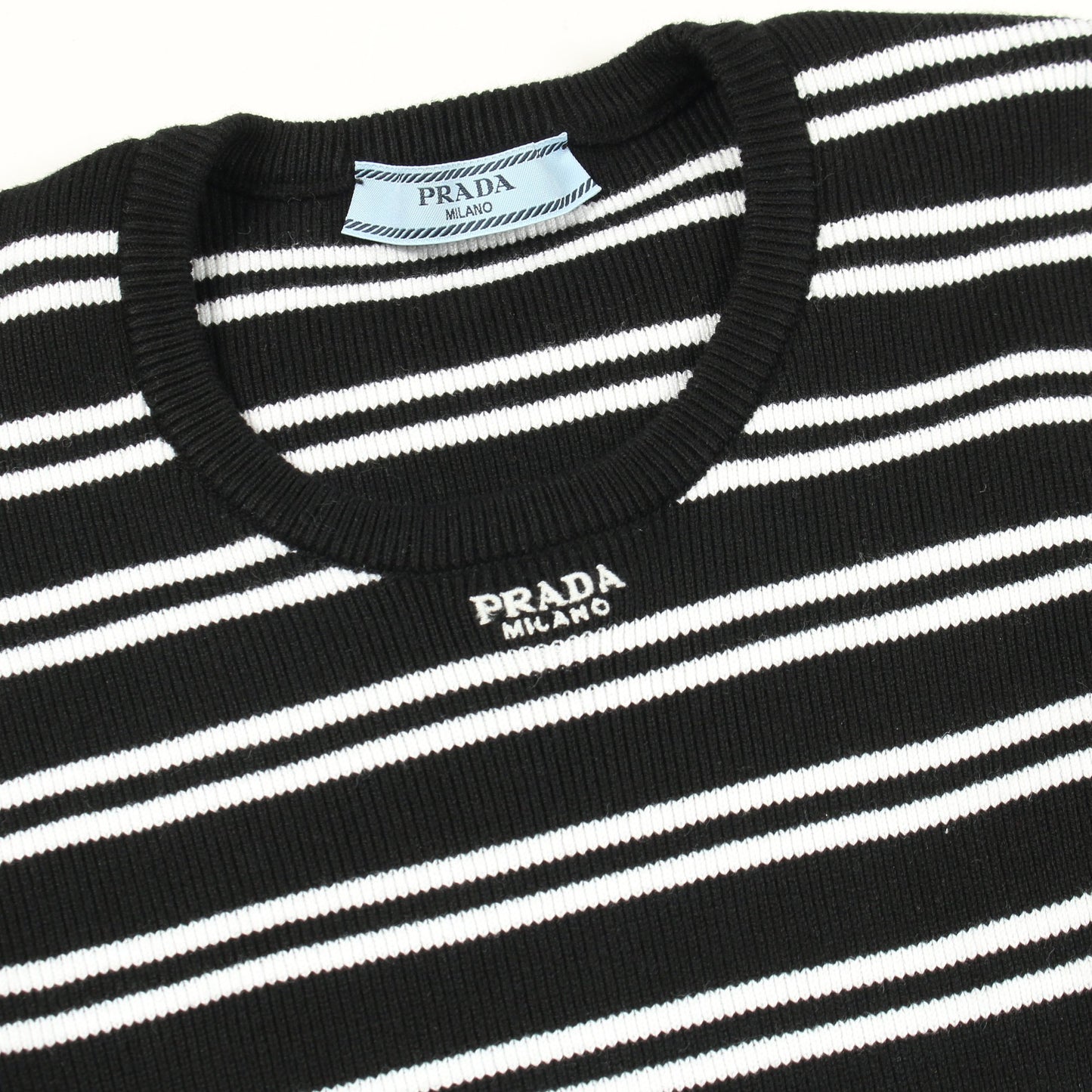 ロゴ刺繍 ニット クルーネック ボーダー コットン ブラック ホワイト プラダ トップス PRADA