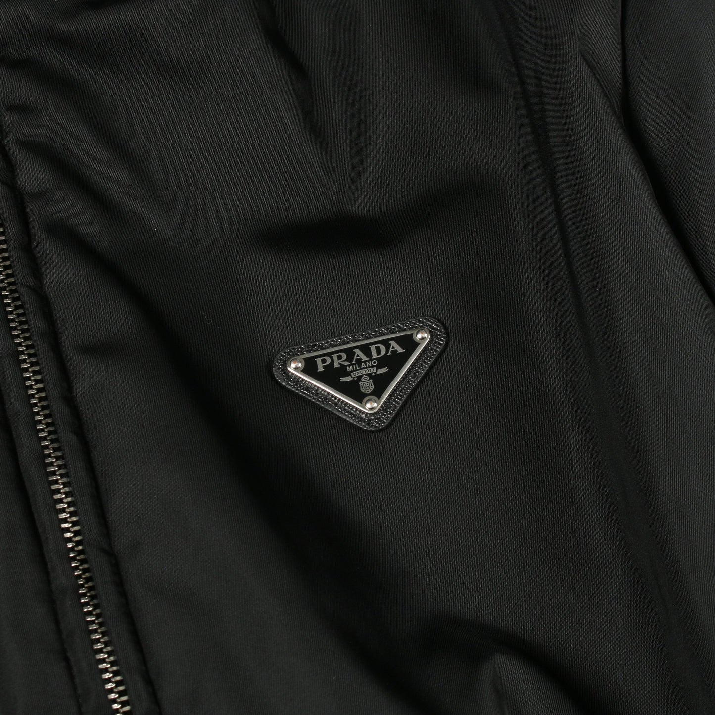 Re-Nylon ダウンコート ナイロン ブラック 三角ロゴプレート フード付き プラダ アウター PRADA