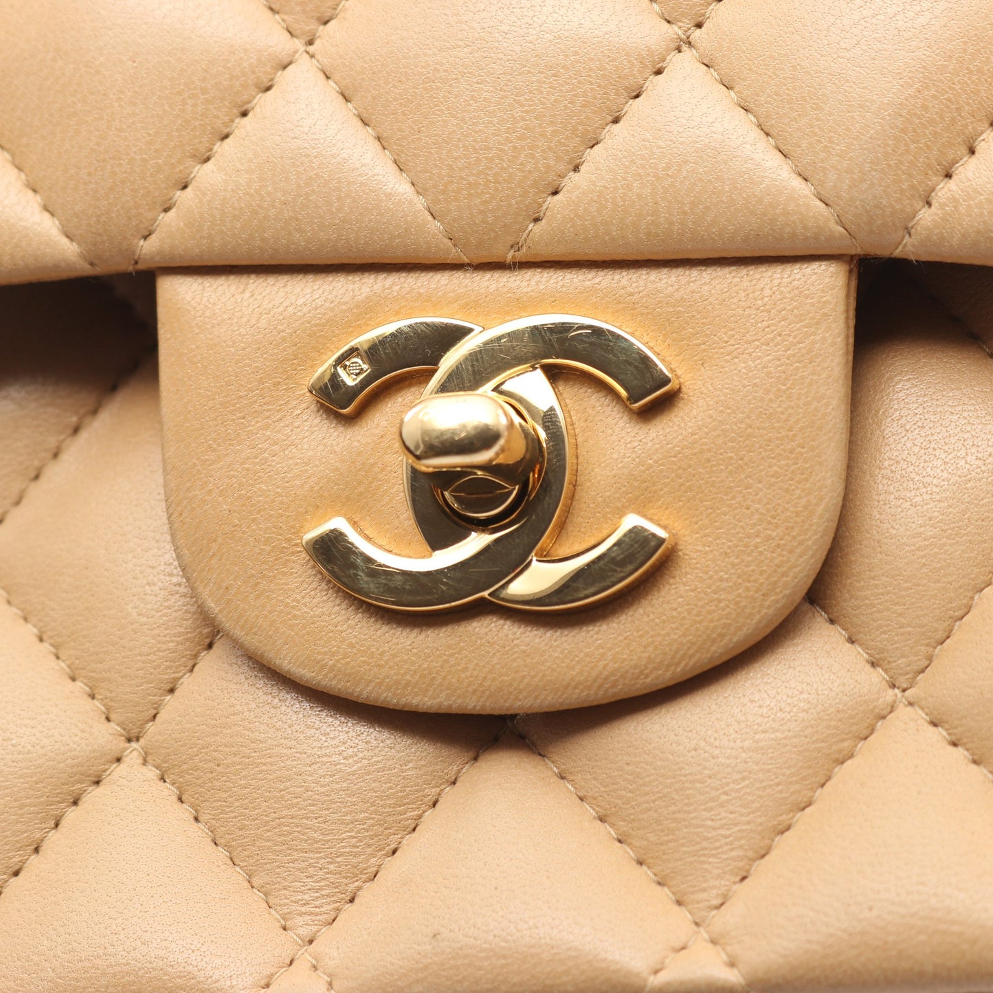 マトラッセ Wフラップ Wチェーンショルダーバッグ ラムスキン ベージュ ゴールド金具 シャネル バッグ CHANEL