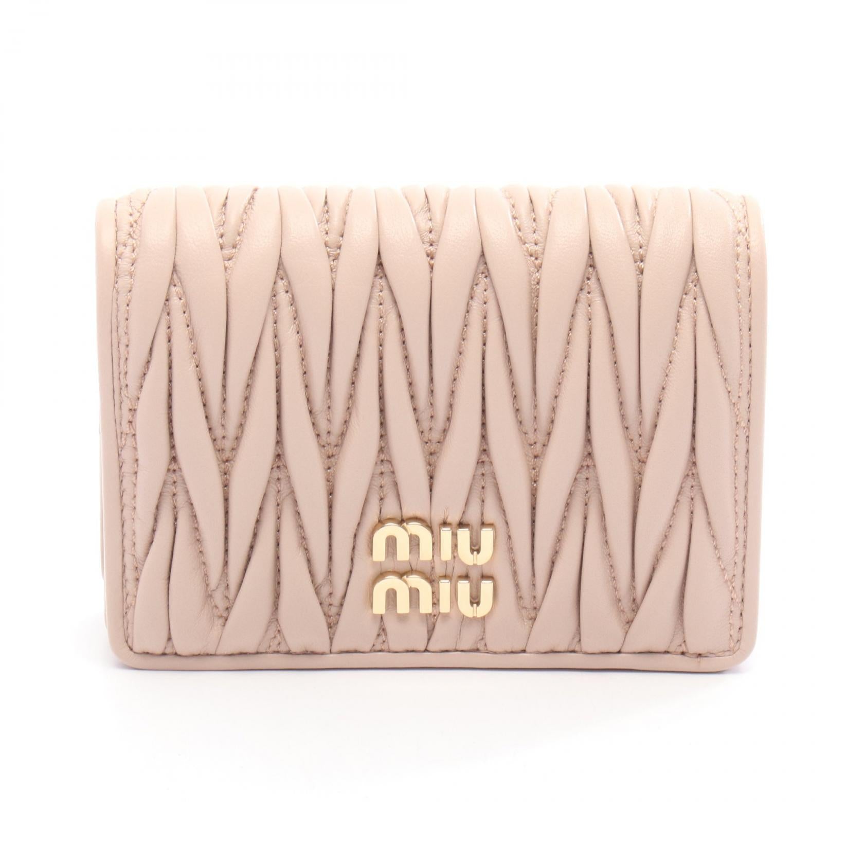 未使用級✨FRID搭載✨付属品付き　ミュウミュウ 折り財布　クロコ型押し ピンク マテラッセ 二つ折り財布 レザー ピンク ミュウミュウ – RECLO