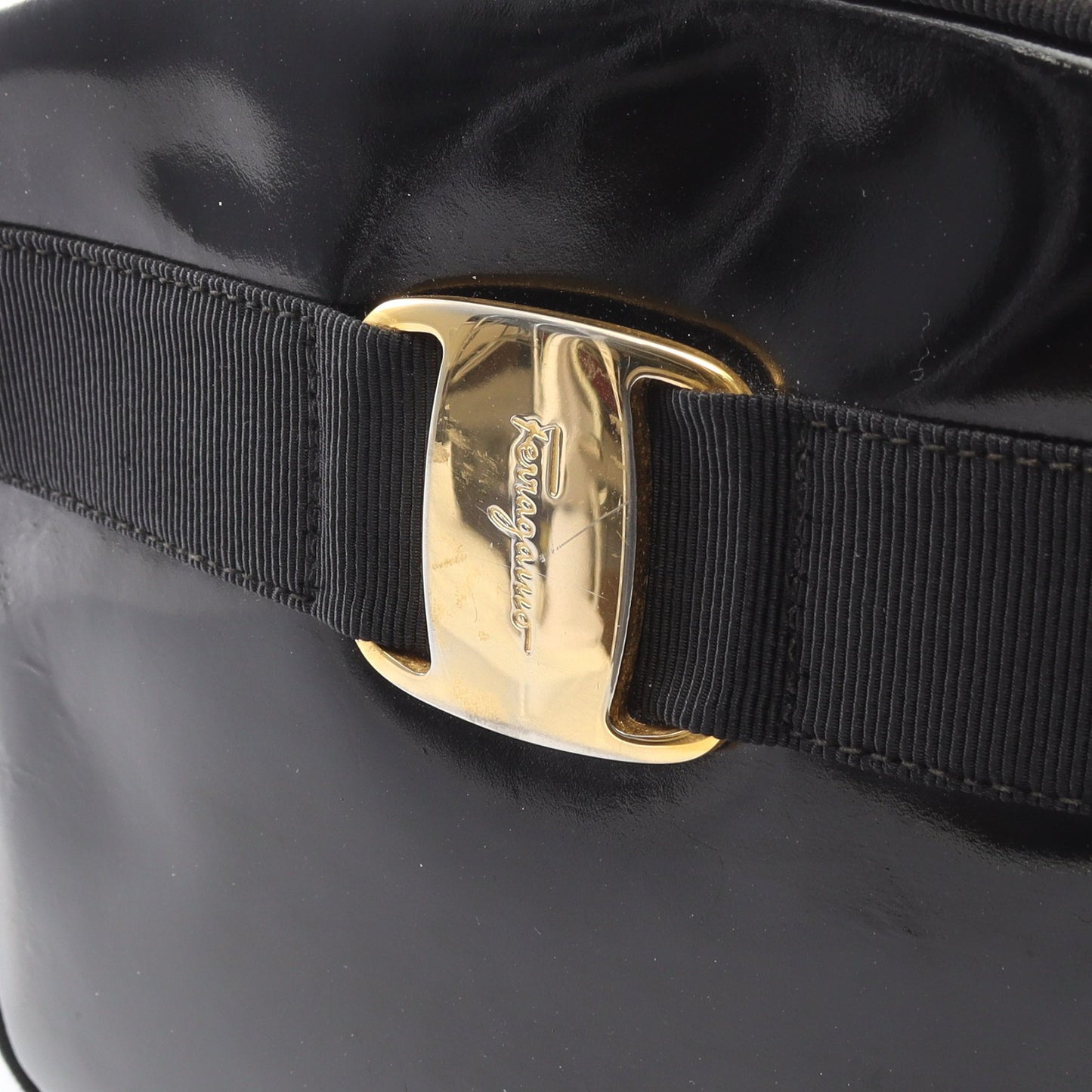 ヴァラリボン ショルダーバッグ エナメルレザー ブラック サルヴァトーレフェラガモ バッグ Salvatore Ferragamo