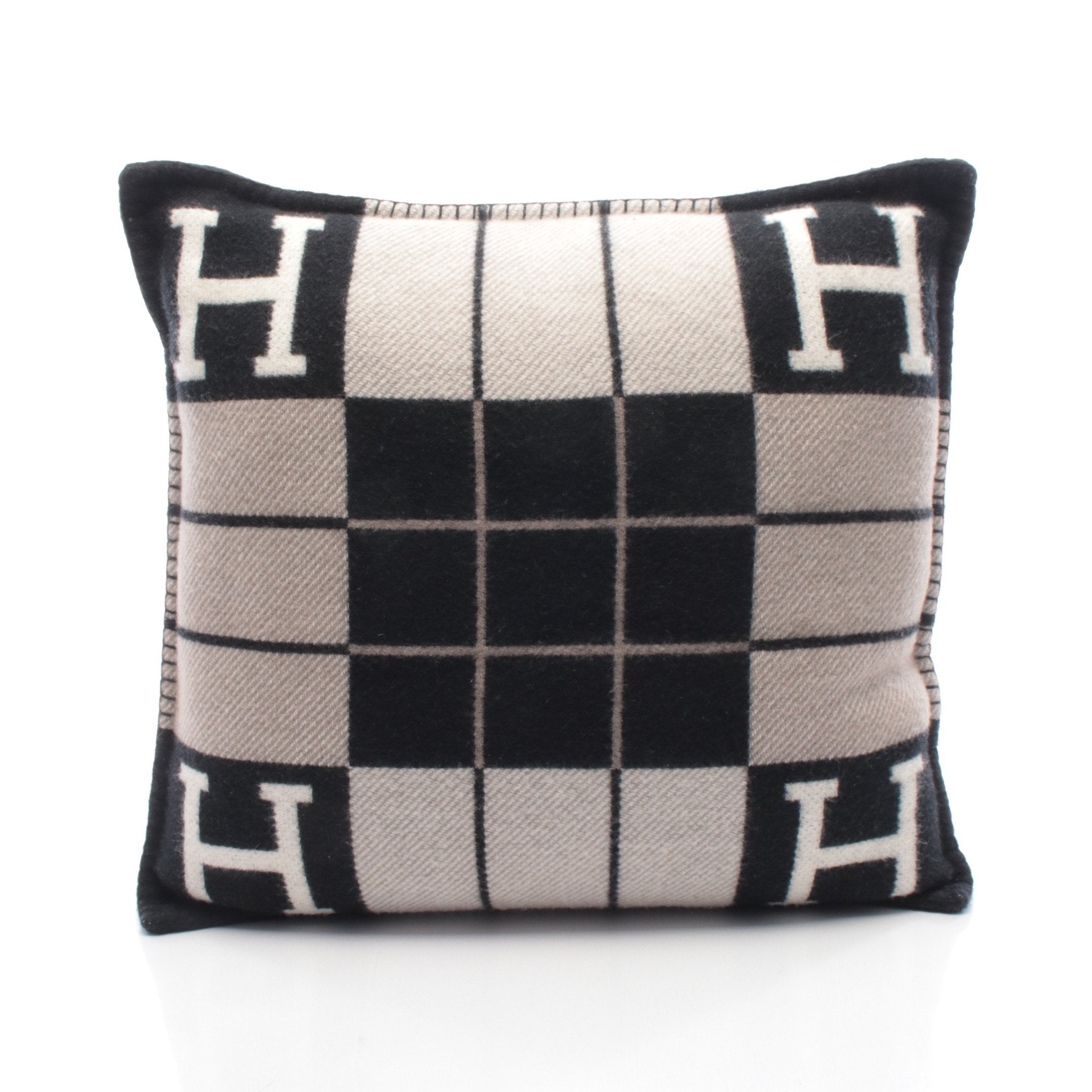 クッション 《アヴァロンIII》 PM | Hermès - エルメス-公式サイト