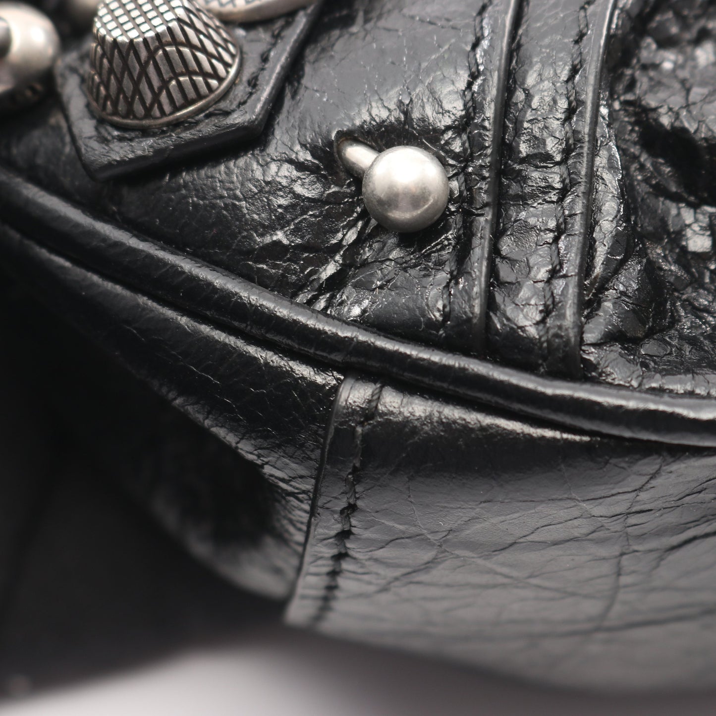 LE CAGOLE ショルダーバッグ ピアス装飾 レザー ブラック バレンシアガ