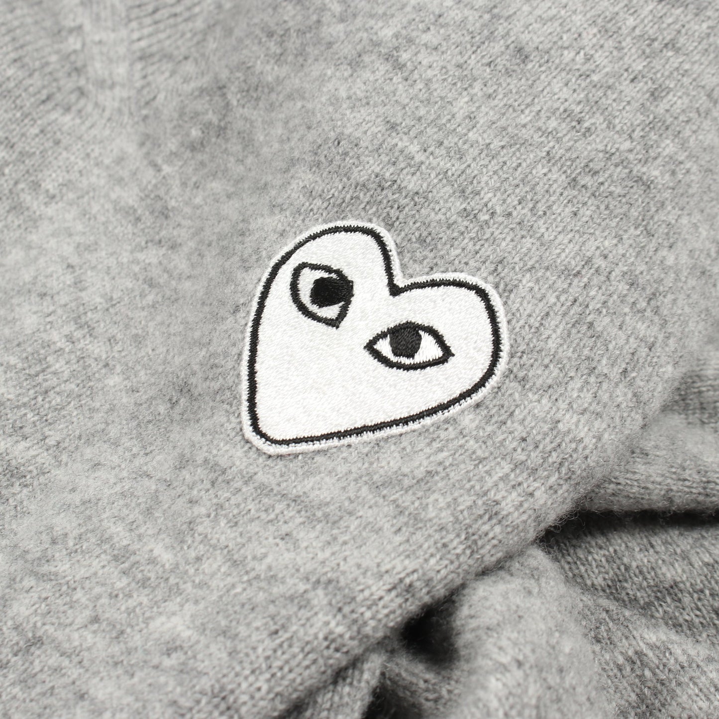 パートパッチ Vネック ニット ウール グレー プレイコムデギャルソン トップス PLAY COMME des GARCONS