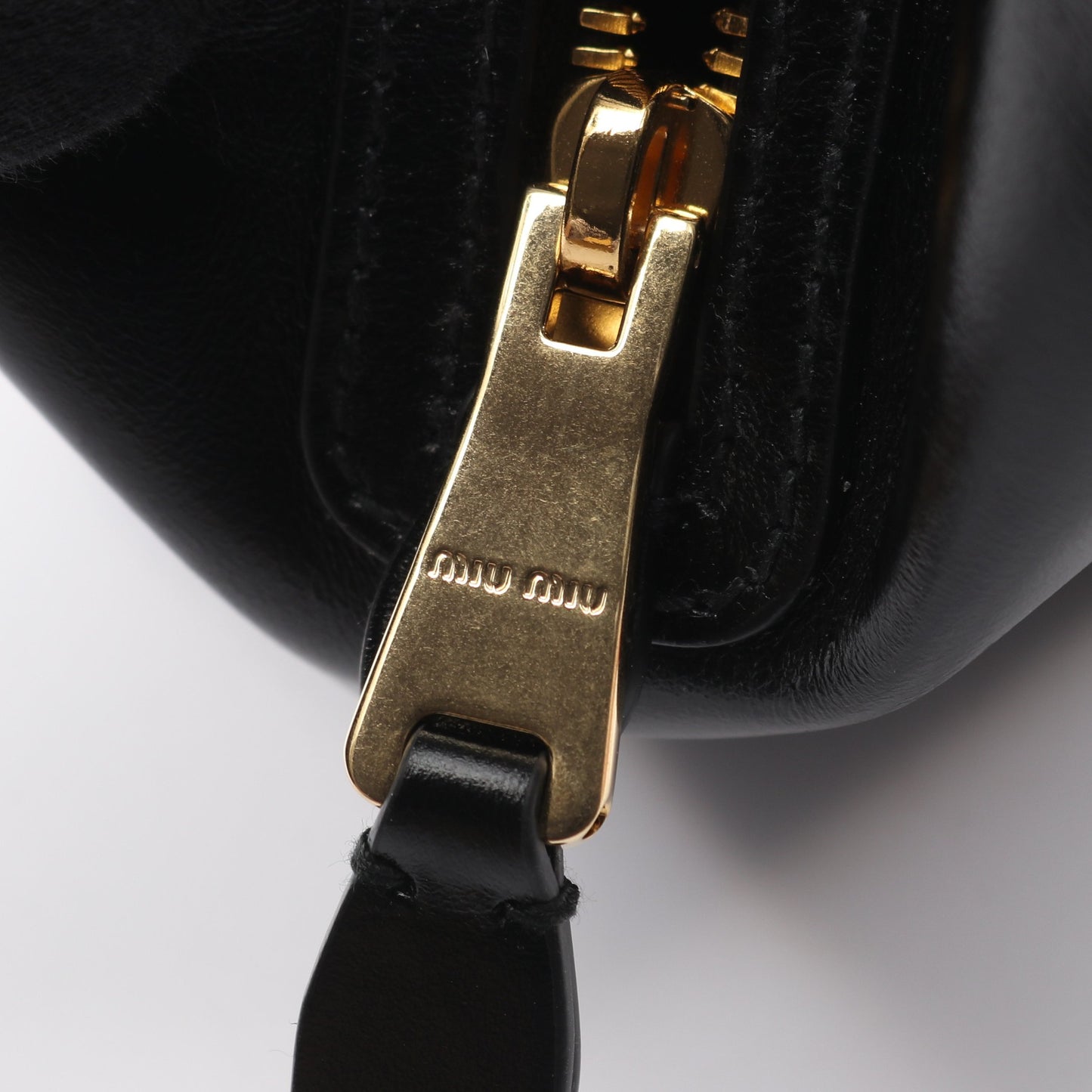 SOFTY SHINE ハンドバッグ レザー ブラック ミュウミュウ バッグ miu miu