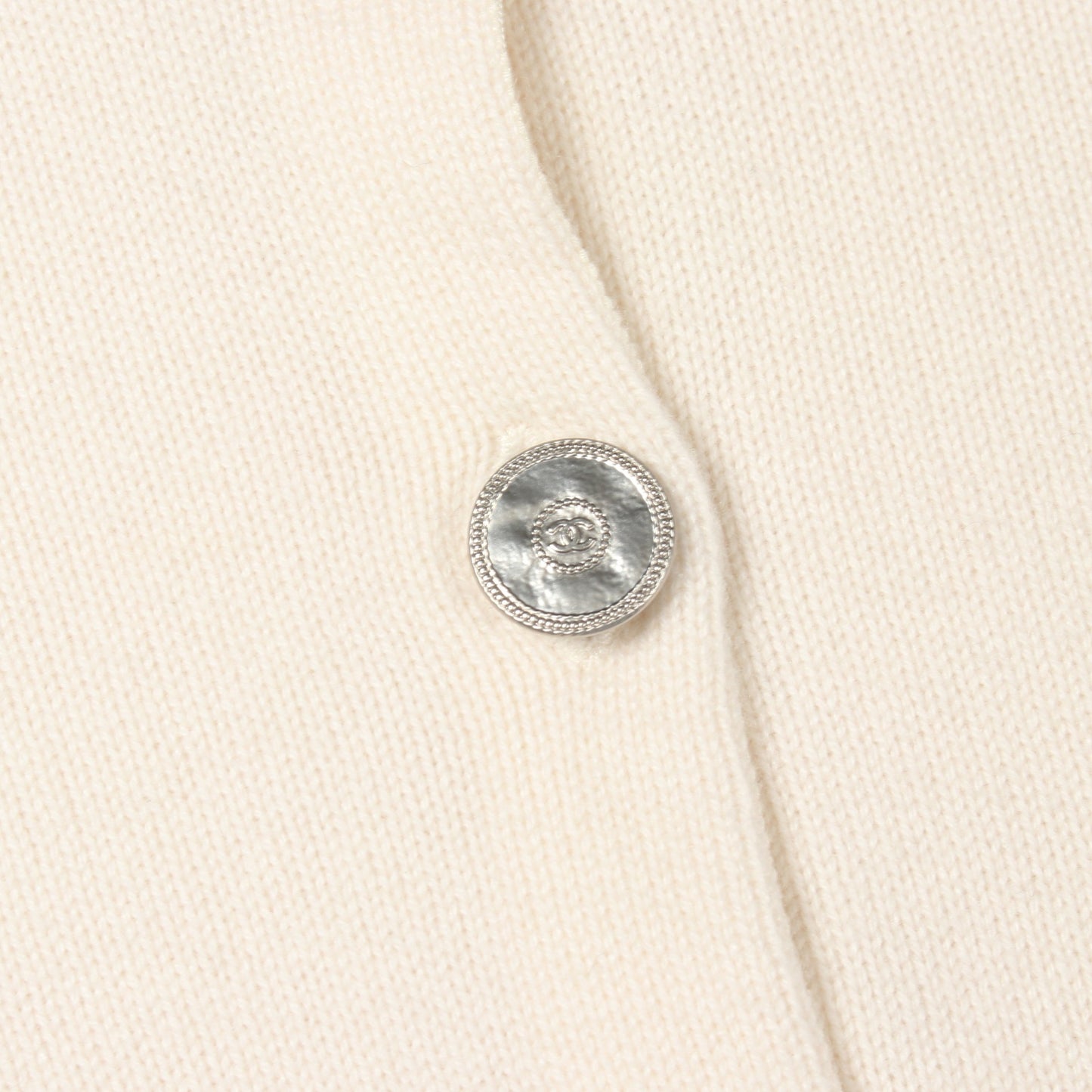 ココマークボタン カーディガン カシミヤ オフホワイト シャネル トップス CHANEL