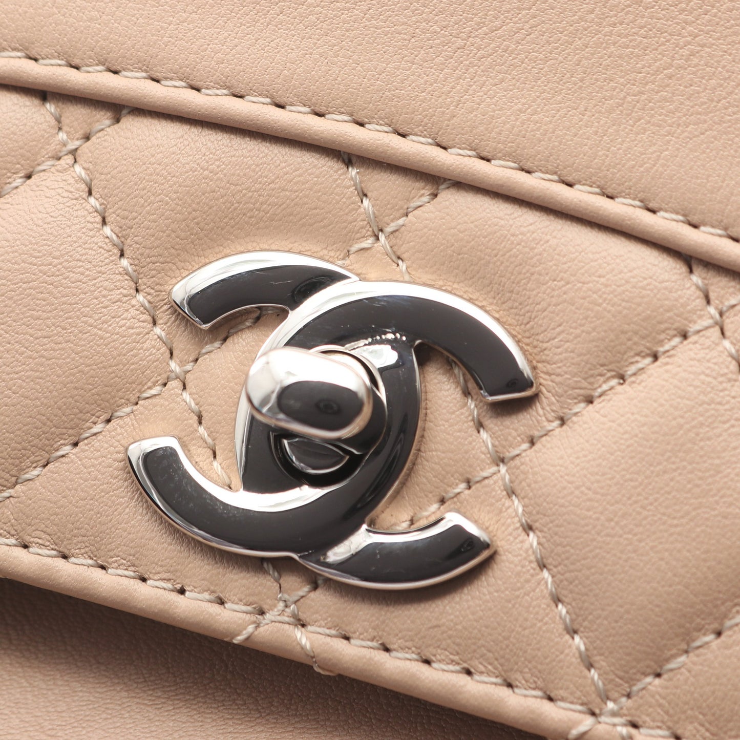 マトラッセ Wチェーンショルダーバッグ ラムスキン ベージュ シルバー金具 シャネル バッグ CHANEL