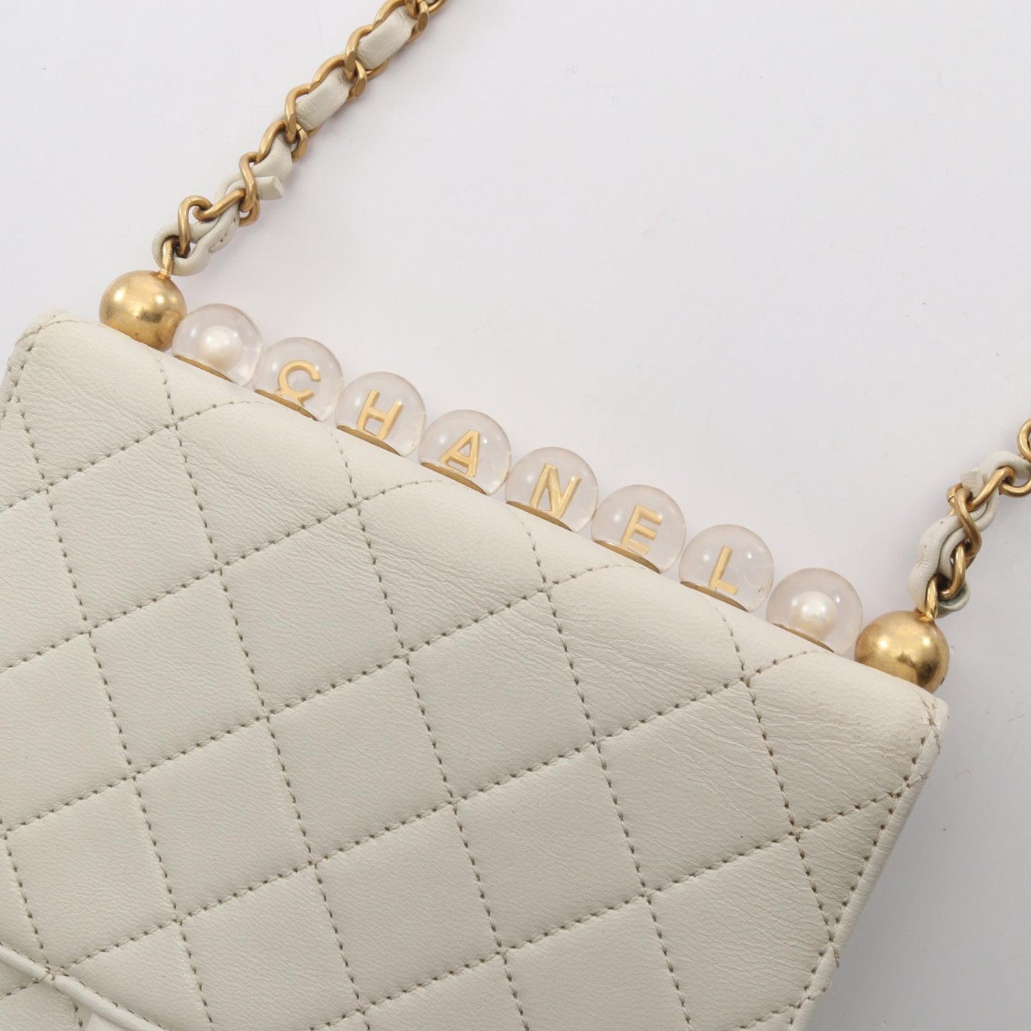 マトラッセ チェーンショルダーバッグ レザー ホワイト ゴールド金具 シャネル バッグ CHANEL