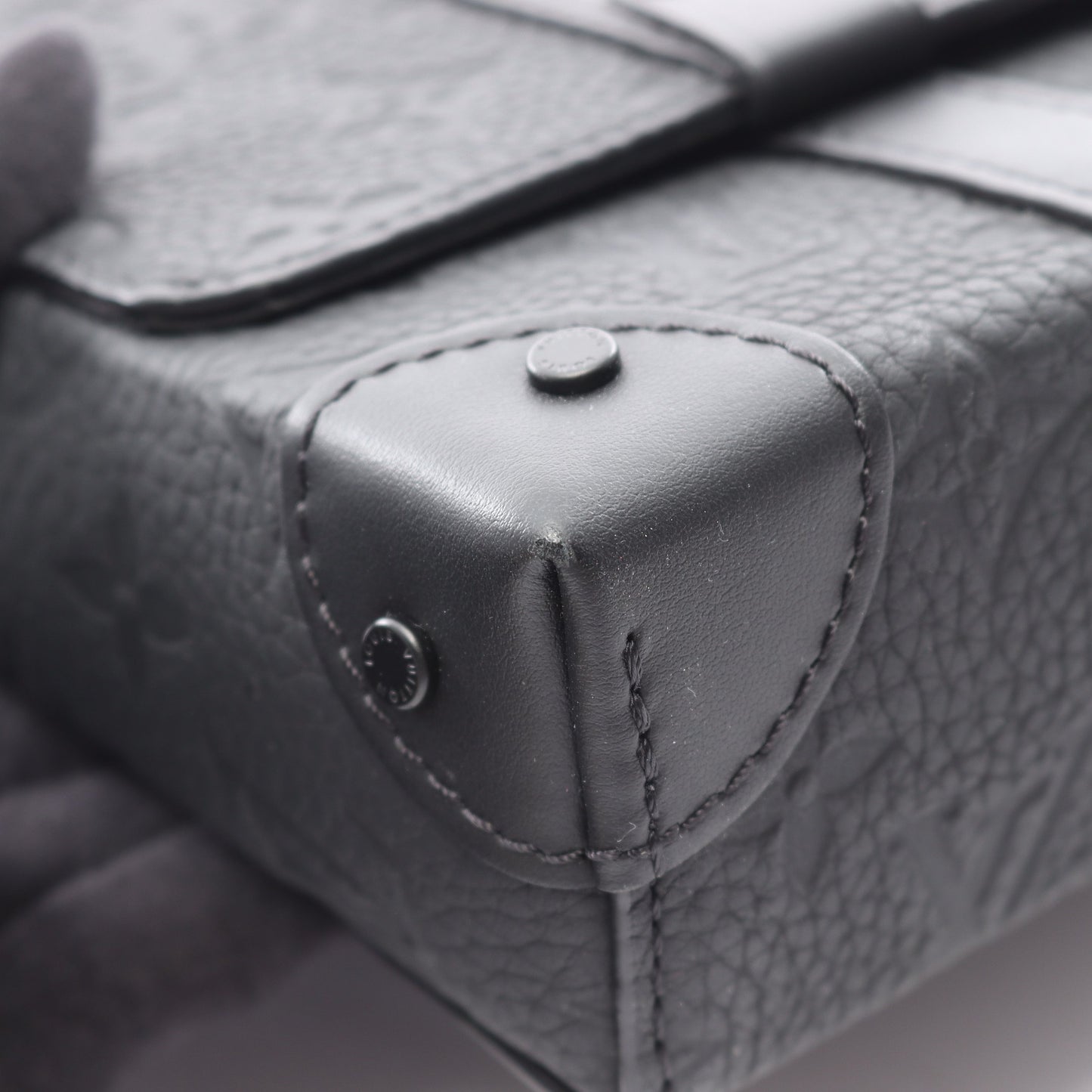 トランク メッセンジャーPM トリヨンモノグラム ショルダーバッグ トリヨンレザー ブラック ルイヴィトン バッグ LOUIS VUITTON