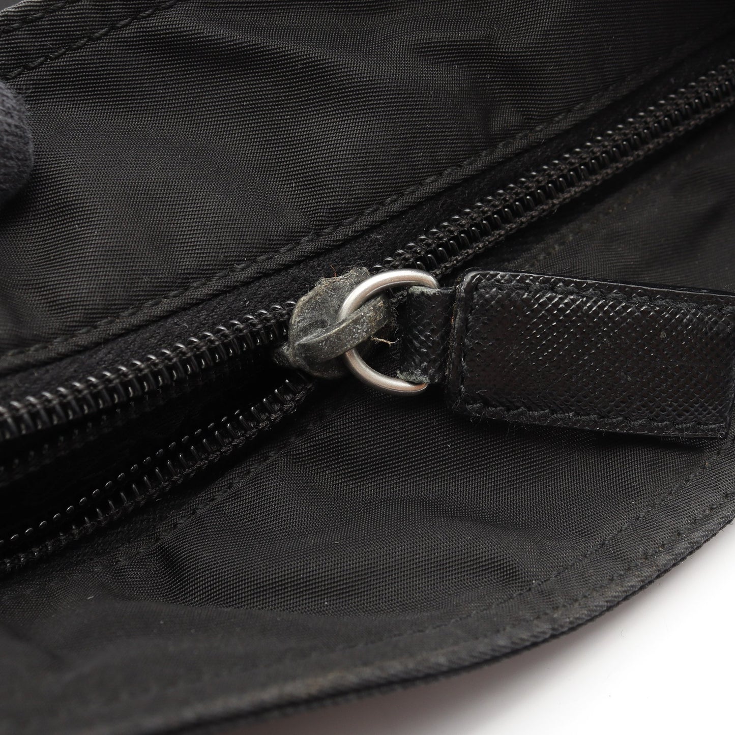 トライアングルロゴ ショルダーバッグ ナイロン サフィアーノレザー ブラック プラダ