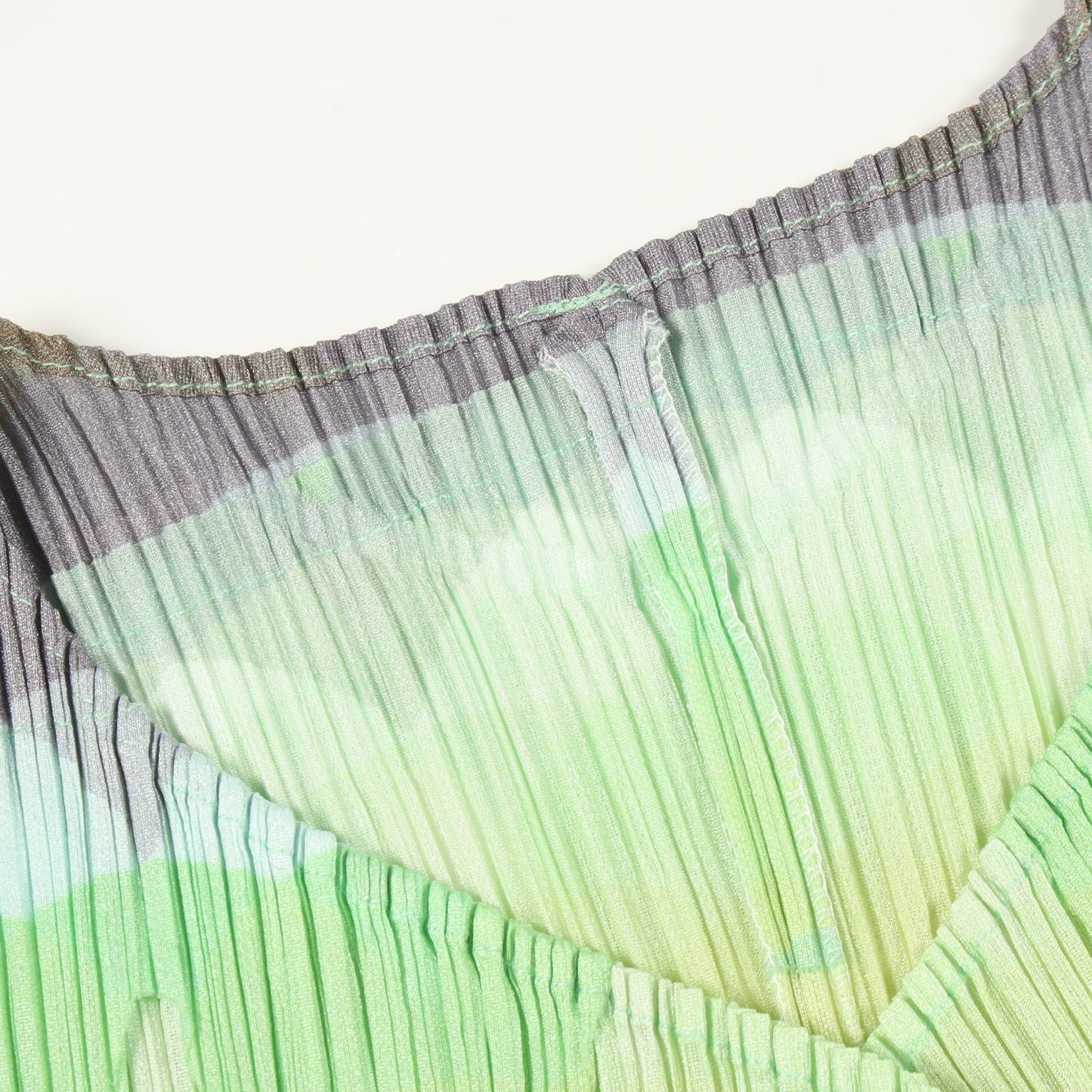 プリーツ ウェーブグラデーション スカロップカット カーディガン ライトグリーン マルチカラー プリーツプリーズ トップス PLEATS PLEASE
