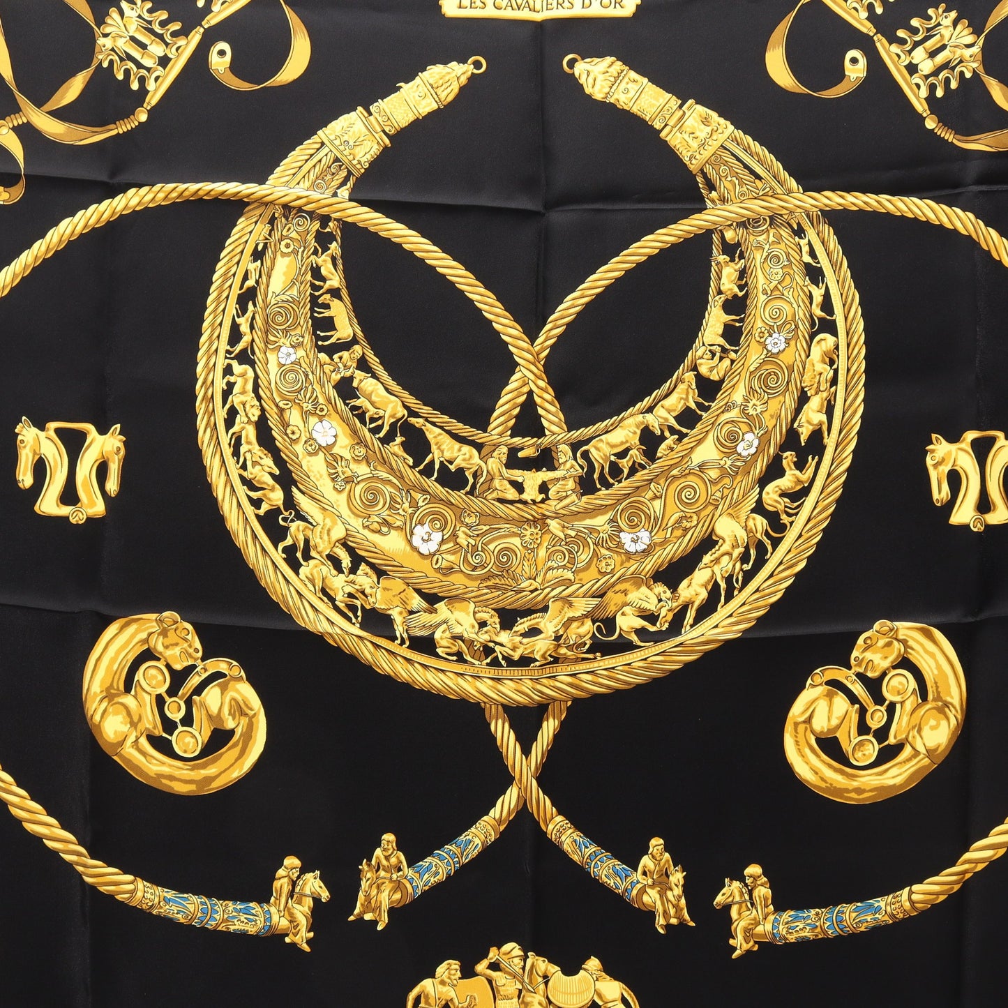 カレ90 LES CAVALIERS D'OR スカーフ シルク ブラック イエロー エルメス
