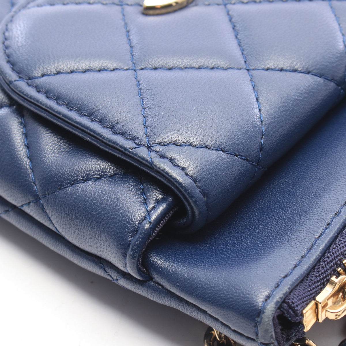 マトラッセ フォンケース チェーンショルダーバッグ ラムスキン ネイビー ゴールド金具 シャネル バッグ CHANEL