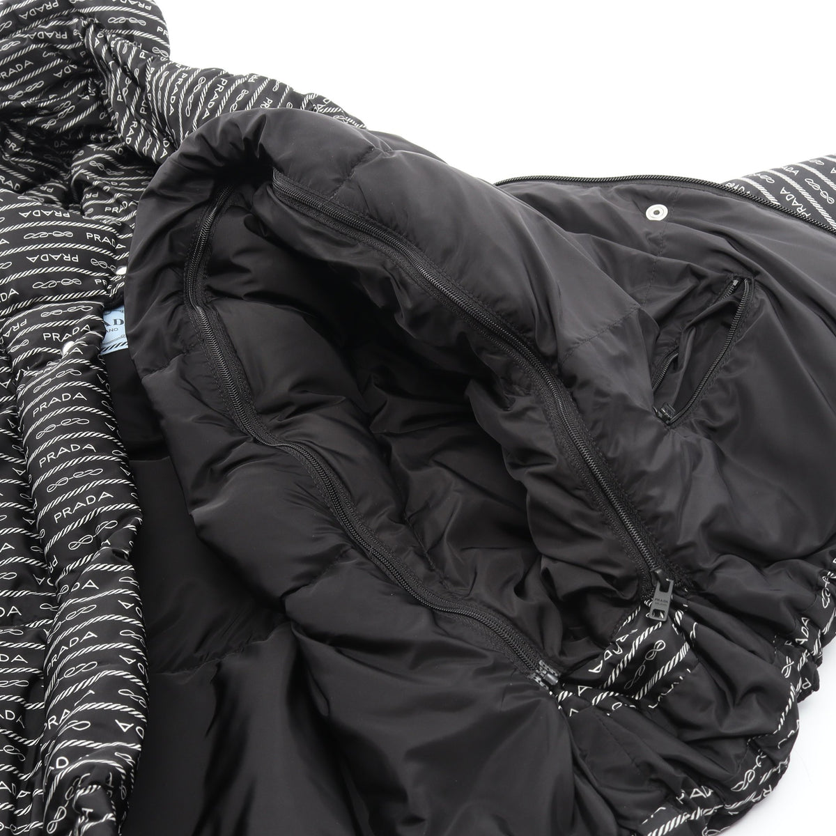 Re-Nylon ロゴ総柄 フード付き クロップド ダウンジャケット ナイロン ブラック プラダ アウター PRADA