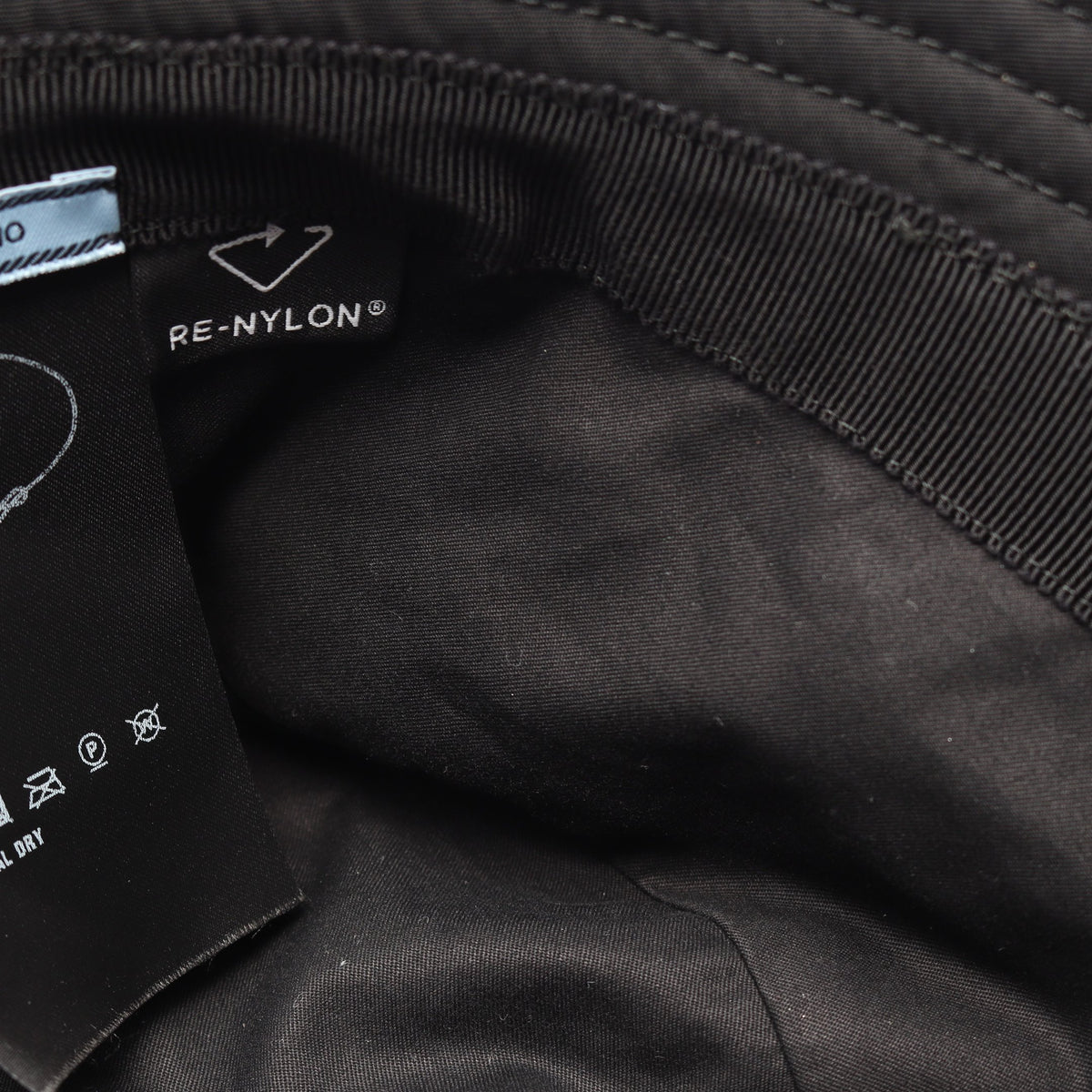 Re-Nylon 三角プレート バケット ハット ナイロン ブラック プラダ