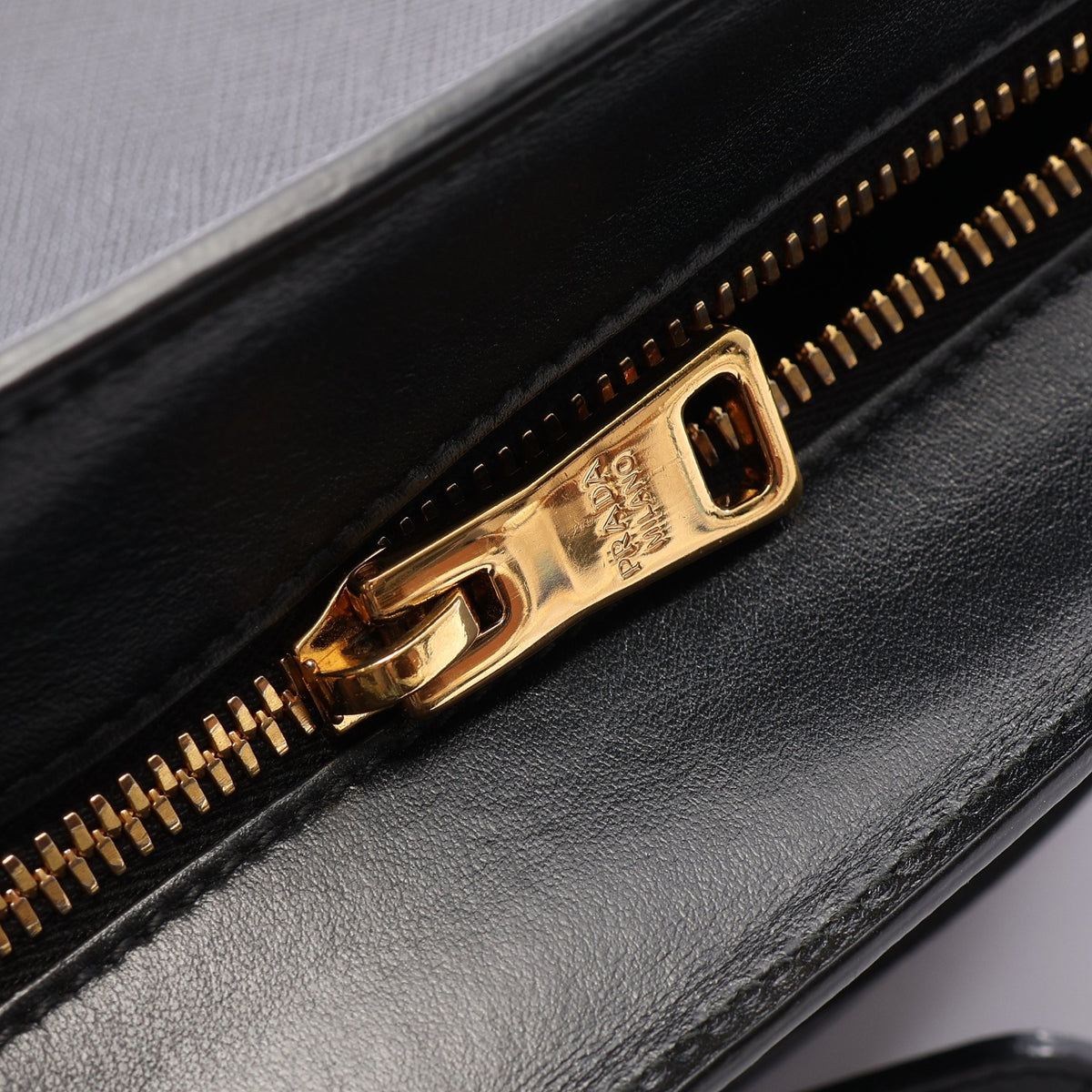SAFFIANO SOFT CALF ショルダーバッグ サフィアーノレザー ブラック プラダ バッグ PRADA