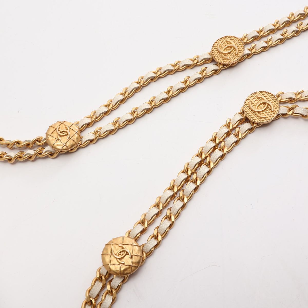 マトラッセ チェーンウォレット キャビアスキン ホワイト ゴールド金具 シャネル バッグ CHANEL