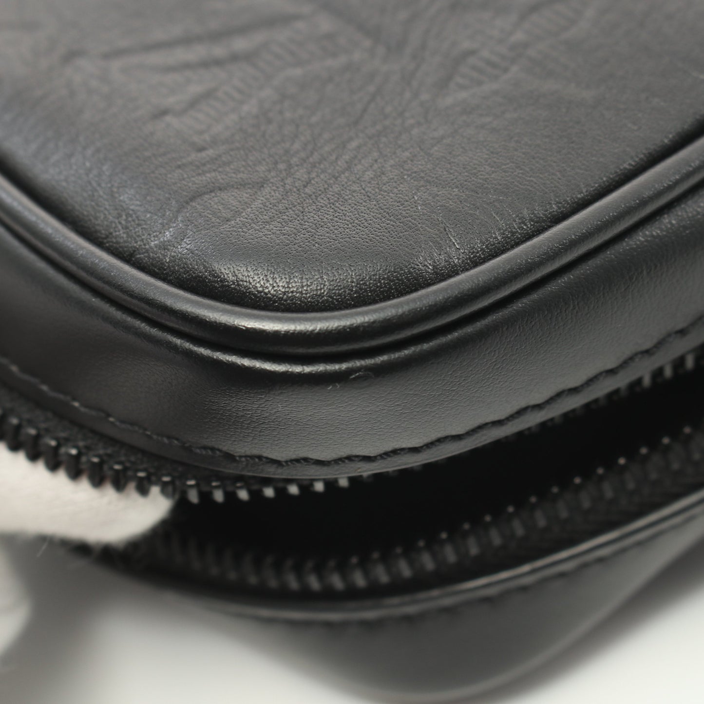 ダヌーブPM モノグラムシャドウ ノワール ショルダーバッグ レザー ブラック ルイヴィトン バッグ LOUIS VUITTON