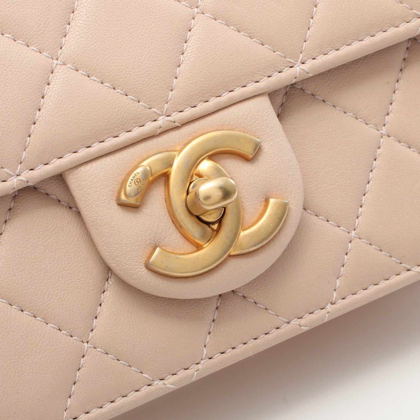 マトラッセ パールフラップ チェーンショルダーバッグ ラムスキン ピンクベージュ ゴールド金具 シャネル バッグ CHANEL