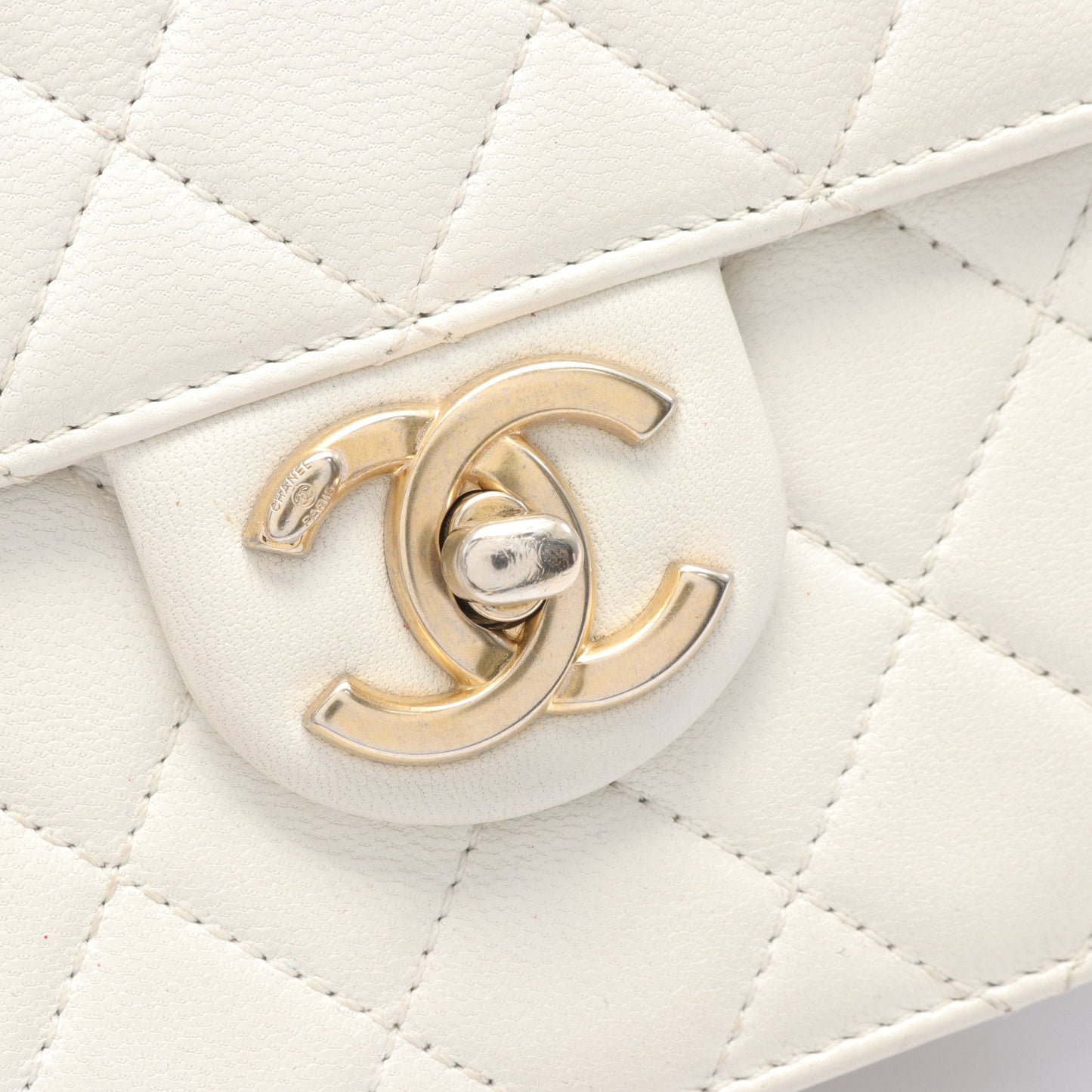 マトラッセ チェーンショルダーバッグ レザー ホワイト ゴールド金具 フェイクパール シャネル バッグ CHANEL