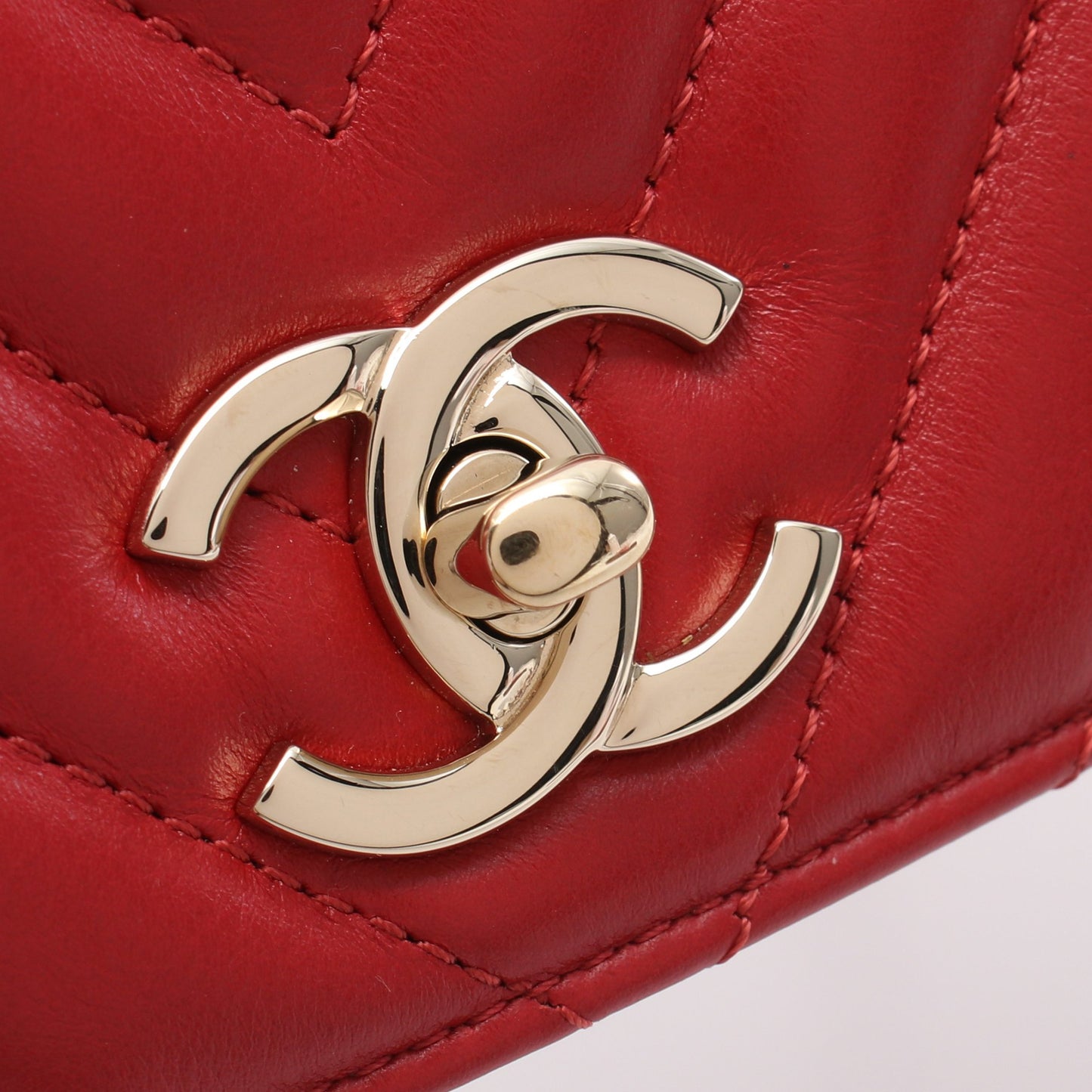 シェブロン Vステッチ Wチェーンショルダーバッグ ラムスキン レッド ゴールド金具 シャネル バッグ CHANEL