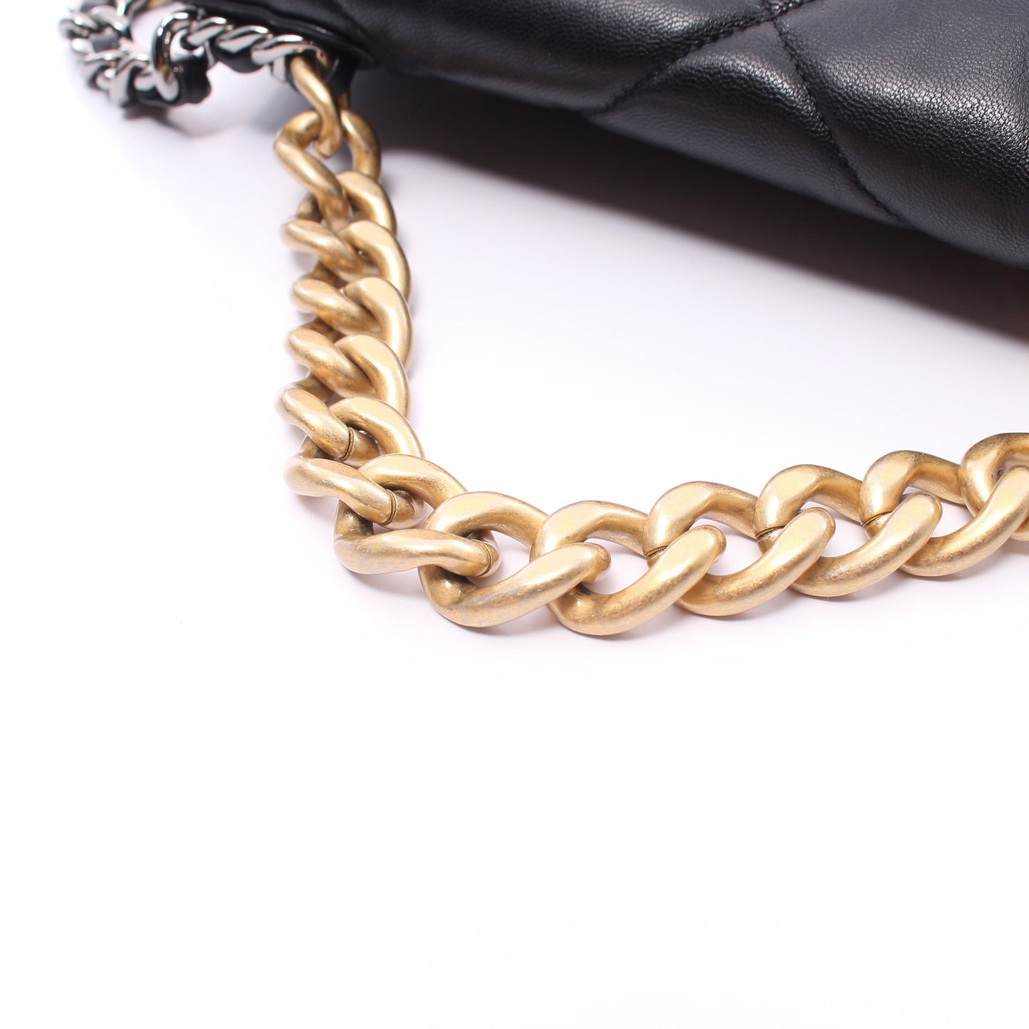 シャネル19 マトラッセ チェーンショルダーバッグ ラムスキン ブラック コンビ金具 シャネル バッグ CHANEL