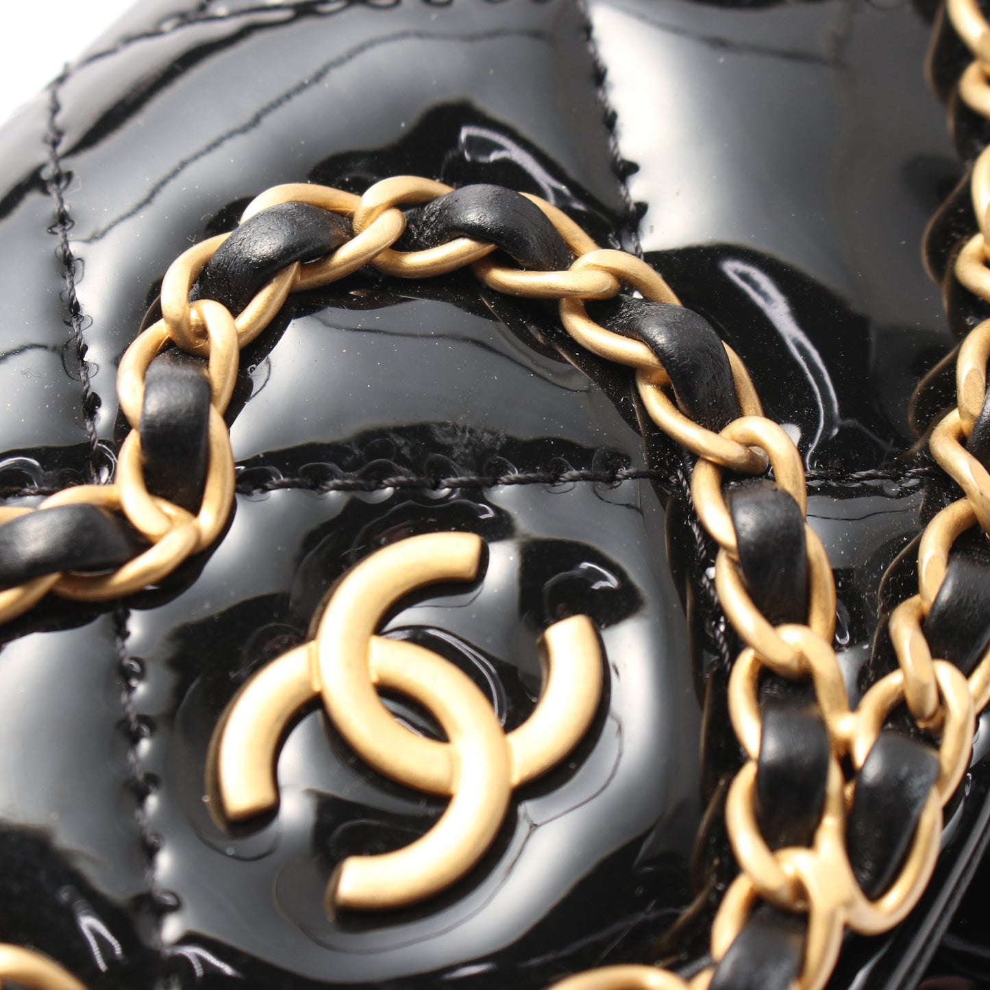 マトラッセ チェーンクラッチ チェーンショルダーバッグ エナメルレザー ブラック ゴールド金具 シャネル バッグ CHANEL