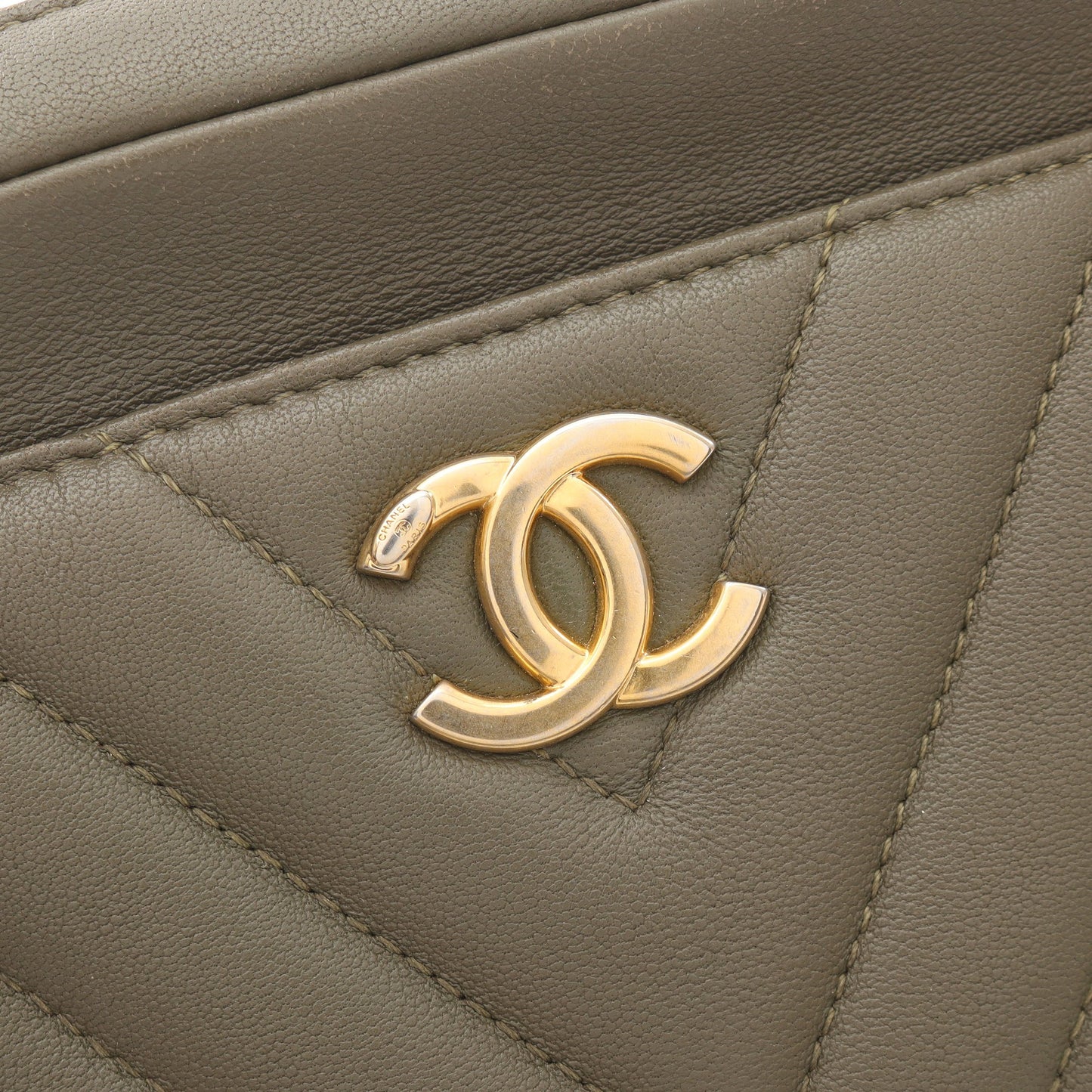 シェブロン Vステッチ チェーンショルダーバッグ ラムスキン カーキグリーン ゴールド金具 シャネル バッグ CHANEL