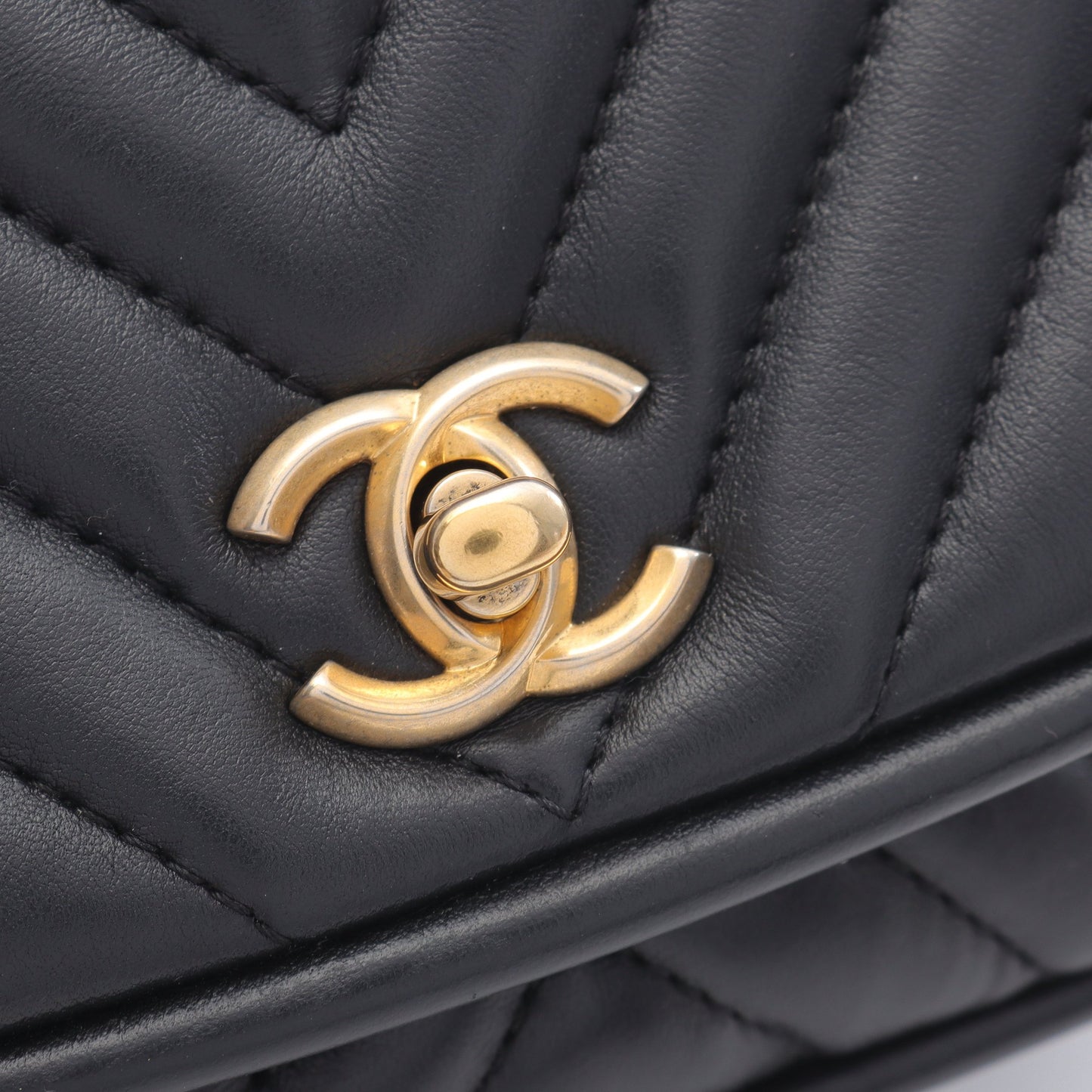 Vステッチ シェブロン チェーンショルダーバッグ ラムスキン ブラック ゴールド金具 2WAY シャネル バッグ CHANEL