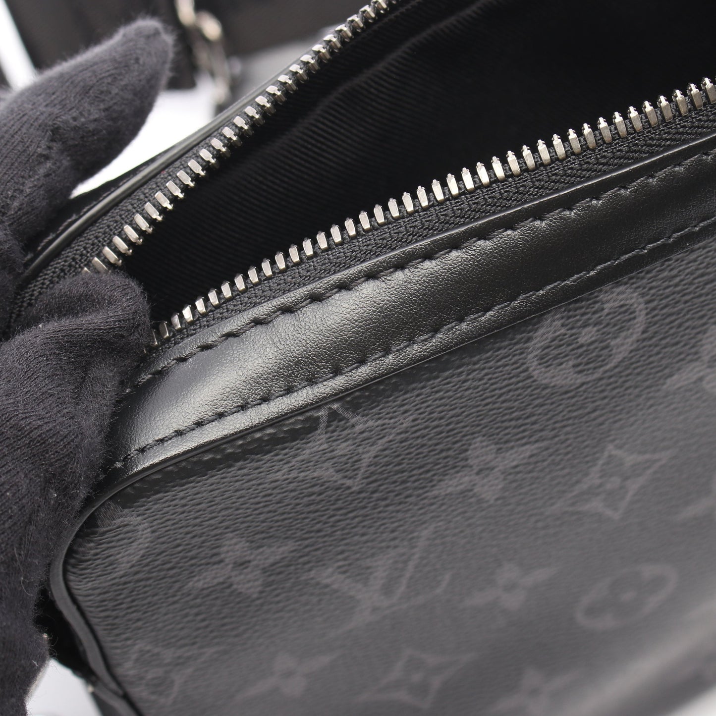 トリオ メッセンジャー モノグラム エクリプス ショルダーバッグ PVC レザー ブラック グレー ルイヴィトン バッグ LOUIS VUITTON