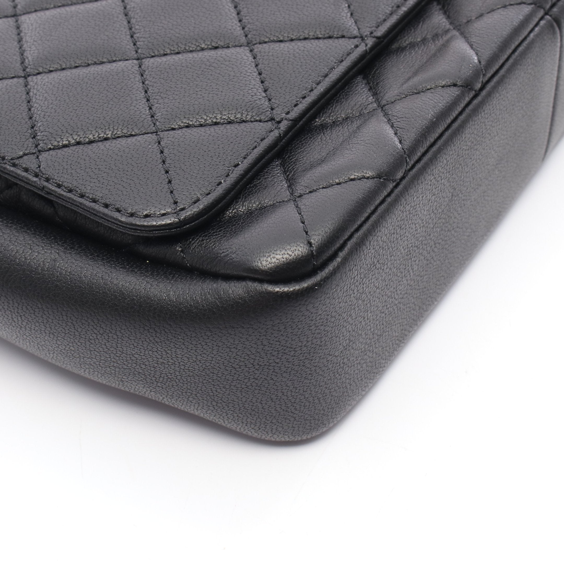 【中古】 CHANEL シャネル ミニミニマトラッセ  カメリア チェーンバッグ ランダムシリアル ブラック 女性  25020239 KJ シャネル(CHANEL)シャネル ミニマトラッセ チェーンショルダー バッグ
