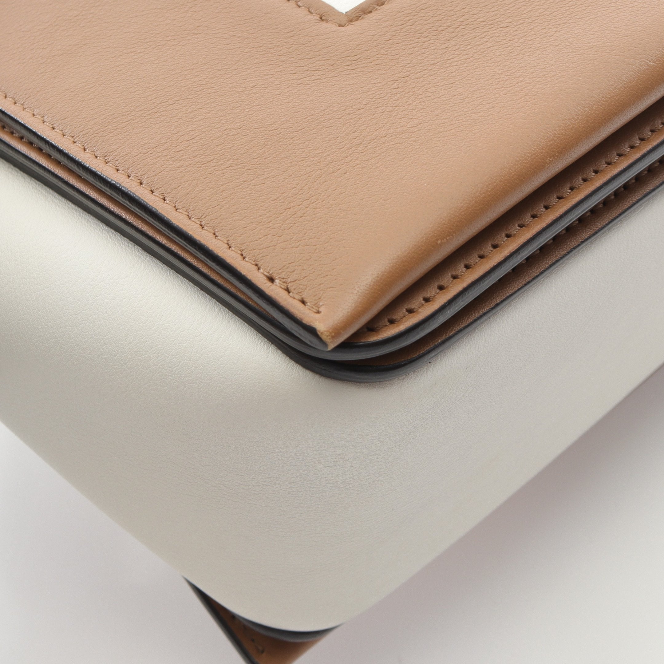 フレーム ミディアム ショルダーバッグ レザー ホワイト ライト