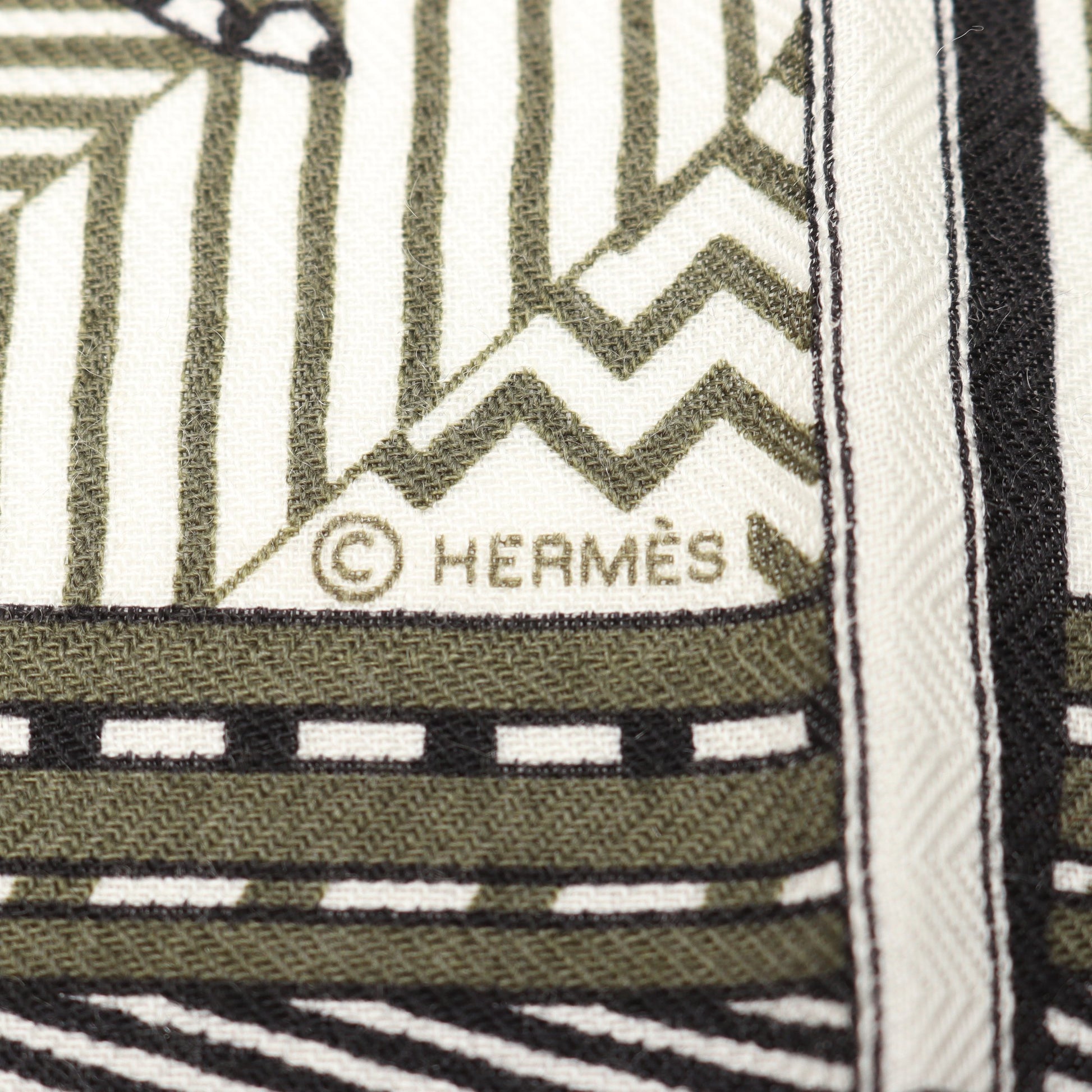 カレ65 Couvertures et tenues de Jour スカーフ カシミヤ シルク ダークグリーン ブラック ホワイト エルメス 財布・小物 HERMES