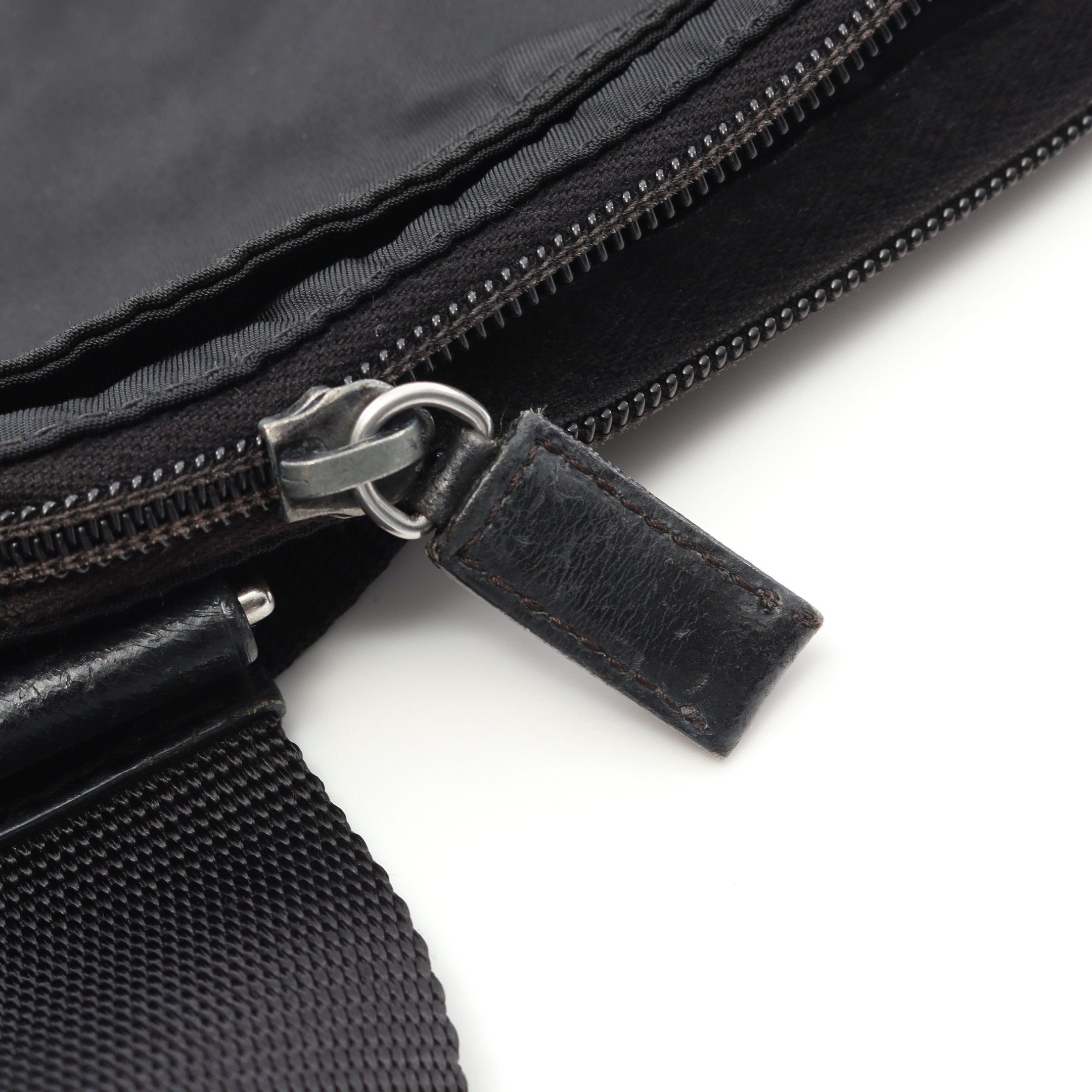 Re-Nylon ショルダーバッグ ナイロン レザー ブラック 三角プレート