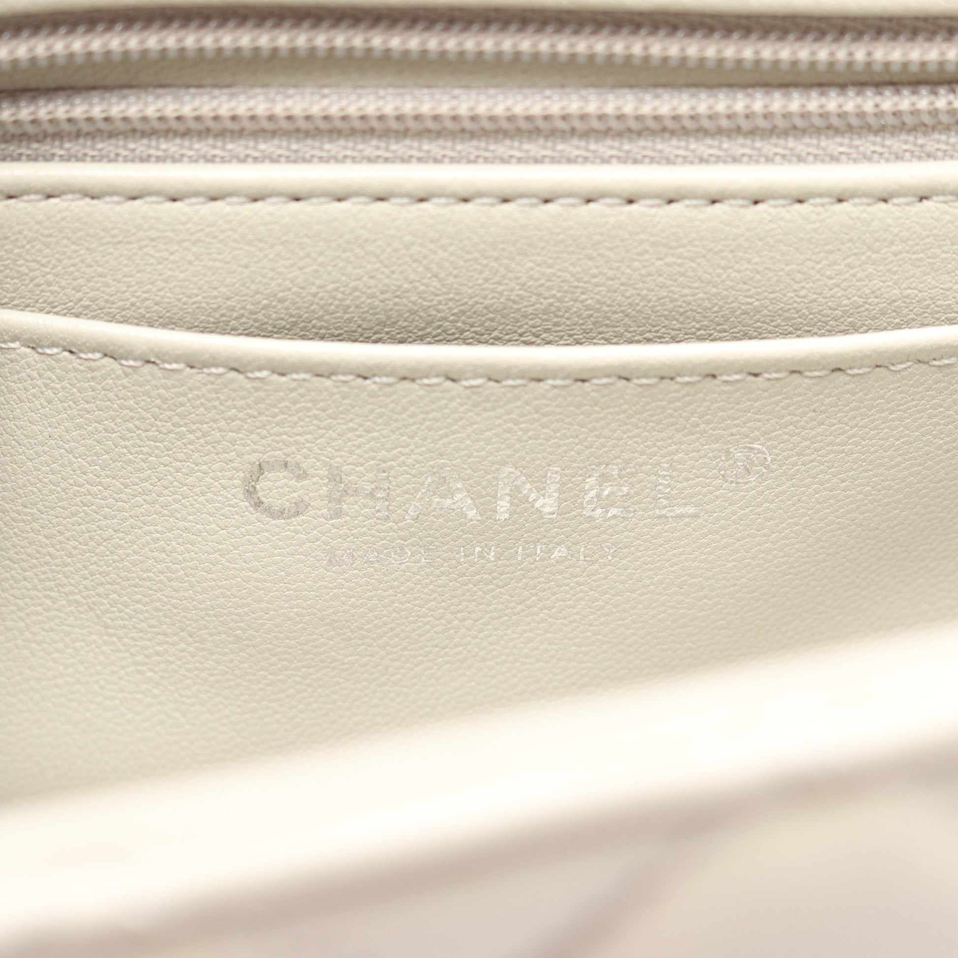 ミニマトラッセ20 チェーンショルダーバッグ ラムスキン ライトグレー シルバー金具 シャネル バッグ CHANEL