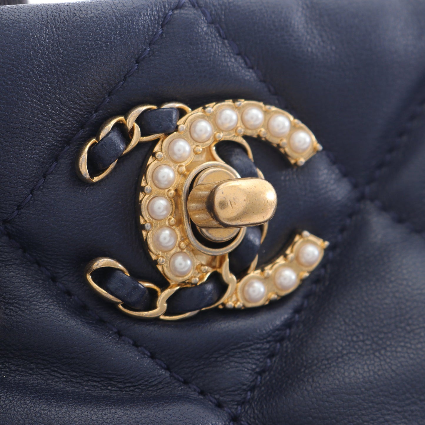 マトラッセ チェーンショルダーバッグ ラムスキン ネイビー ゴールド金具 シャネル バッグ CHANEL