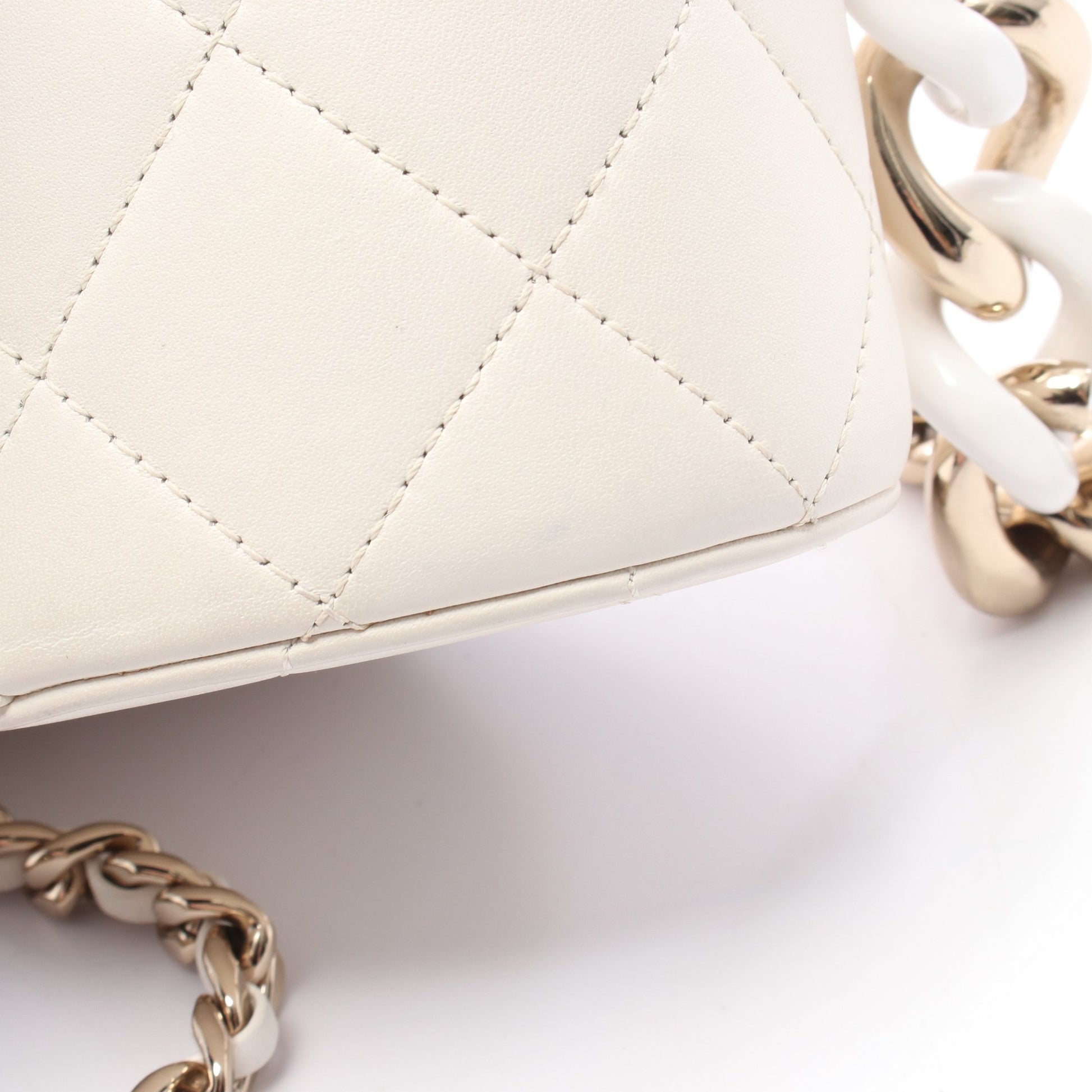 マトラッセ バニティ チェーンショルダーバッグ レザー ホワイト ゴールド金具 シャネル バッグ CHANEL