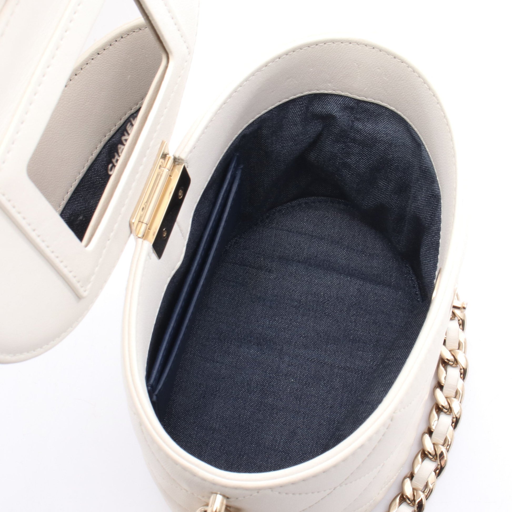 マトラッセ バニティ チェーンショルダーバッグ レザー ホワイト ゴールド金具 シャネル バッグ CHANEL