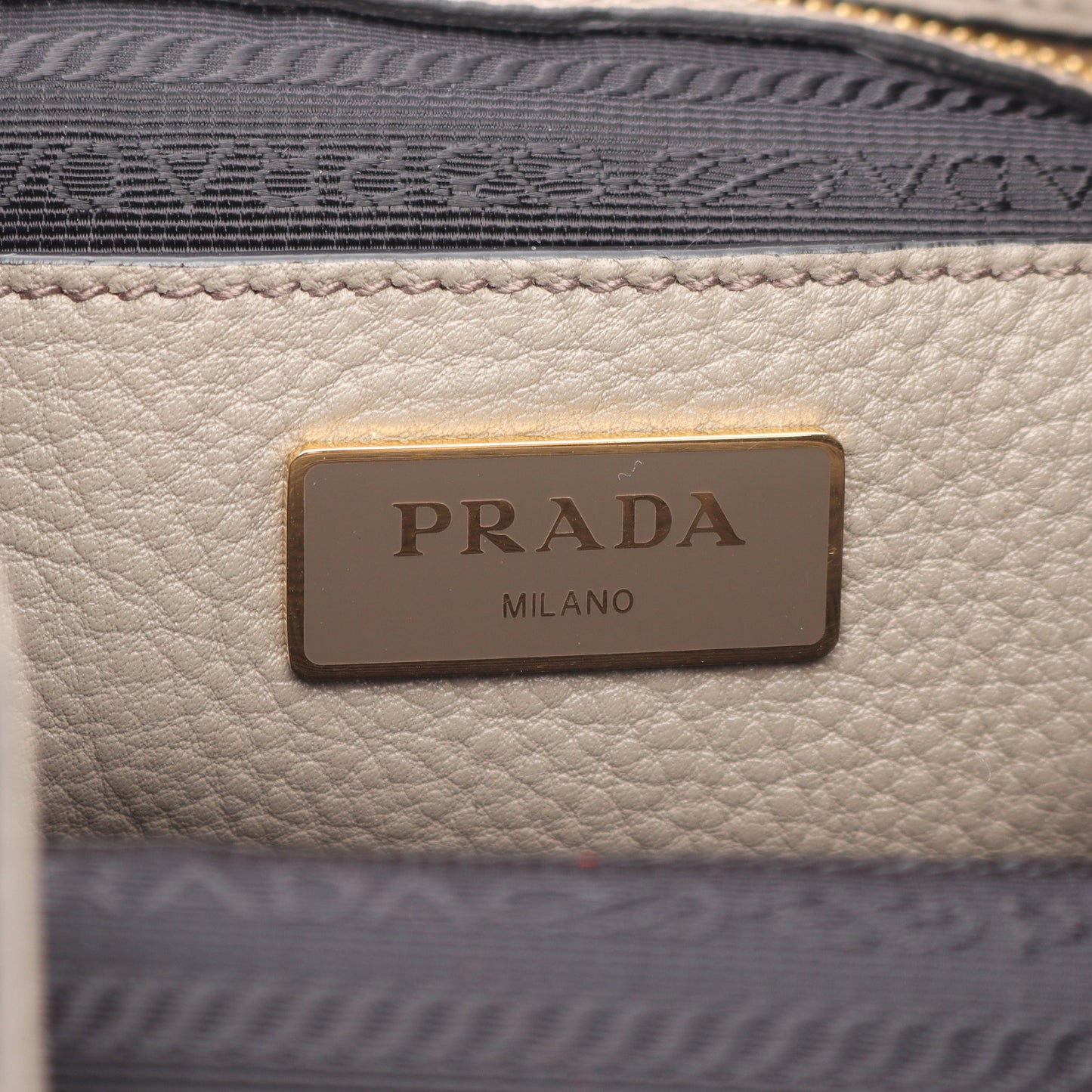 VIT DAINO バックパック リュックサック レザー グレーベージュ プラダ バッグ PRADA