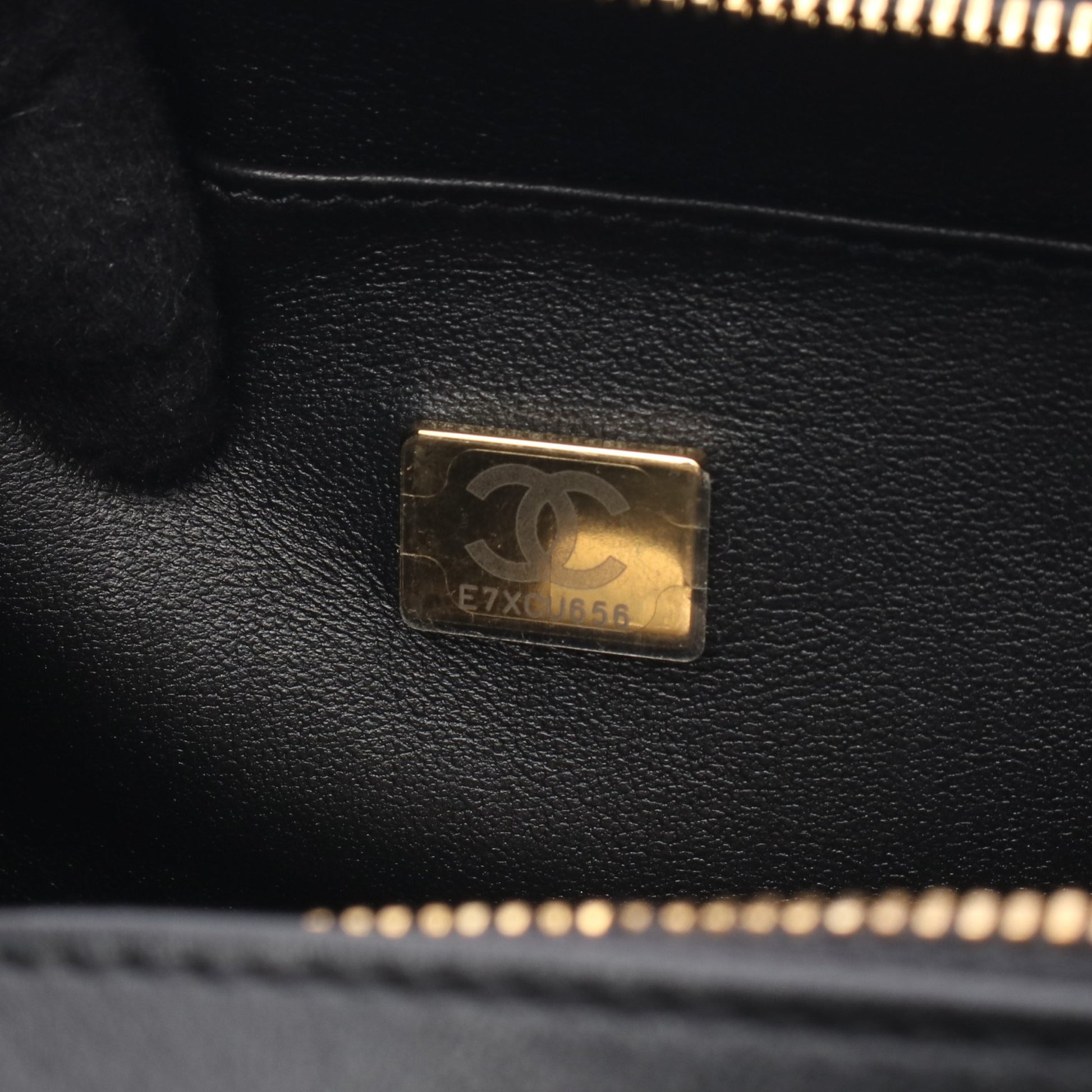 スモール ヴァニティケース マトラッセ チェーンショルダーバッグ レザー ブラック ゴールド金具 2WAY シャネル バッグ CHANEL