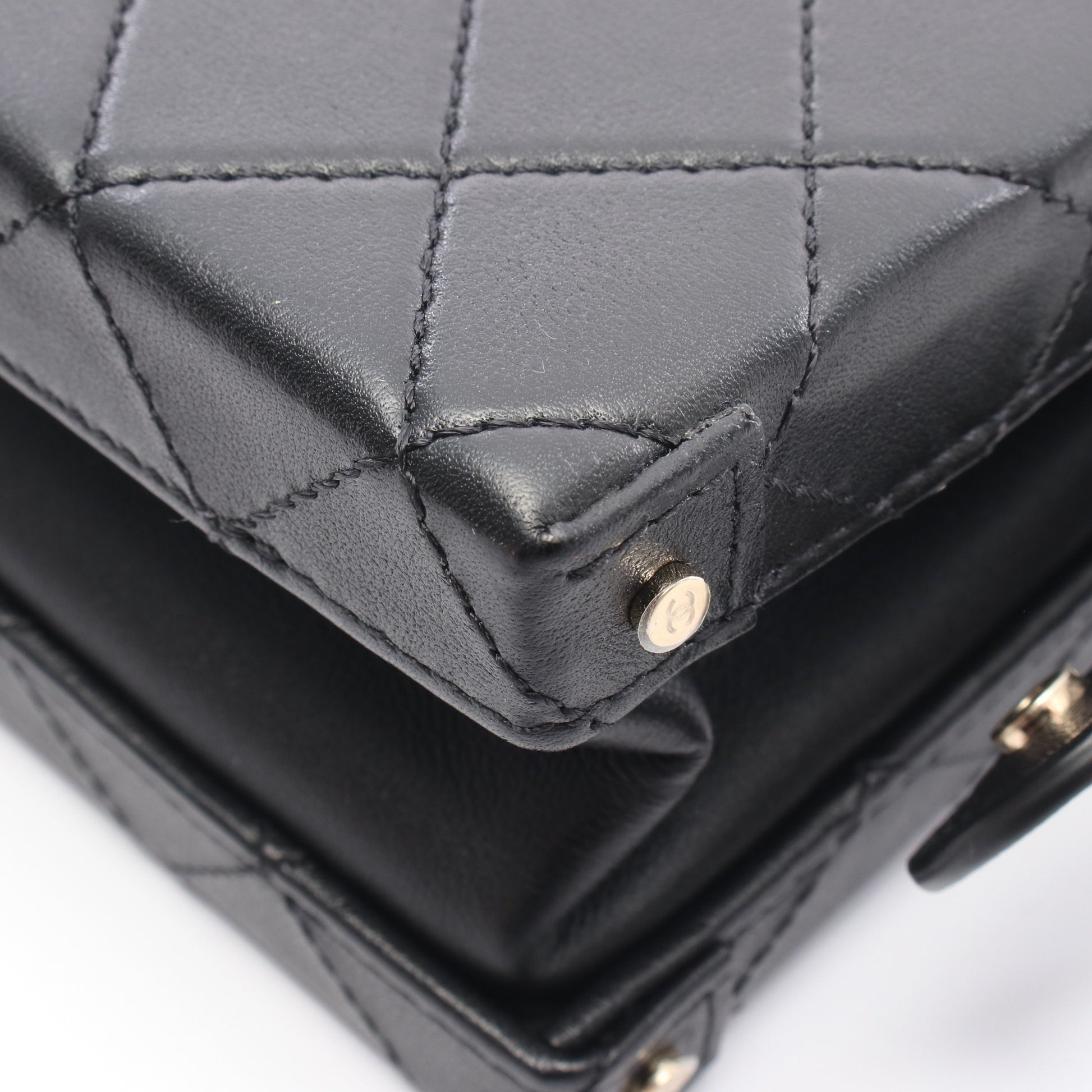 スモール ヴァニティケース マトラッセ チェーンショルダーバッグ レザー ブラック ゴールド金具 2WAY シャネル バッグ CHANEL
