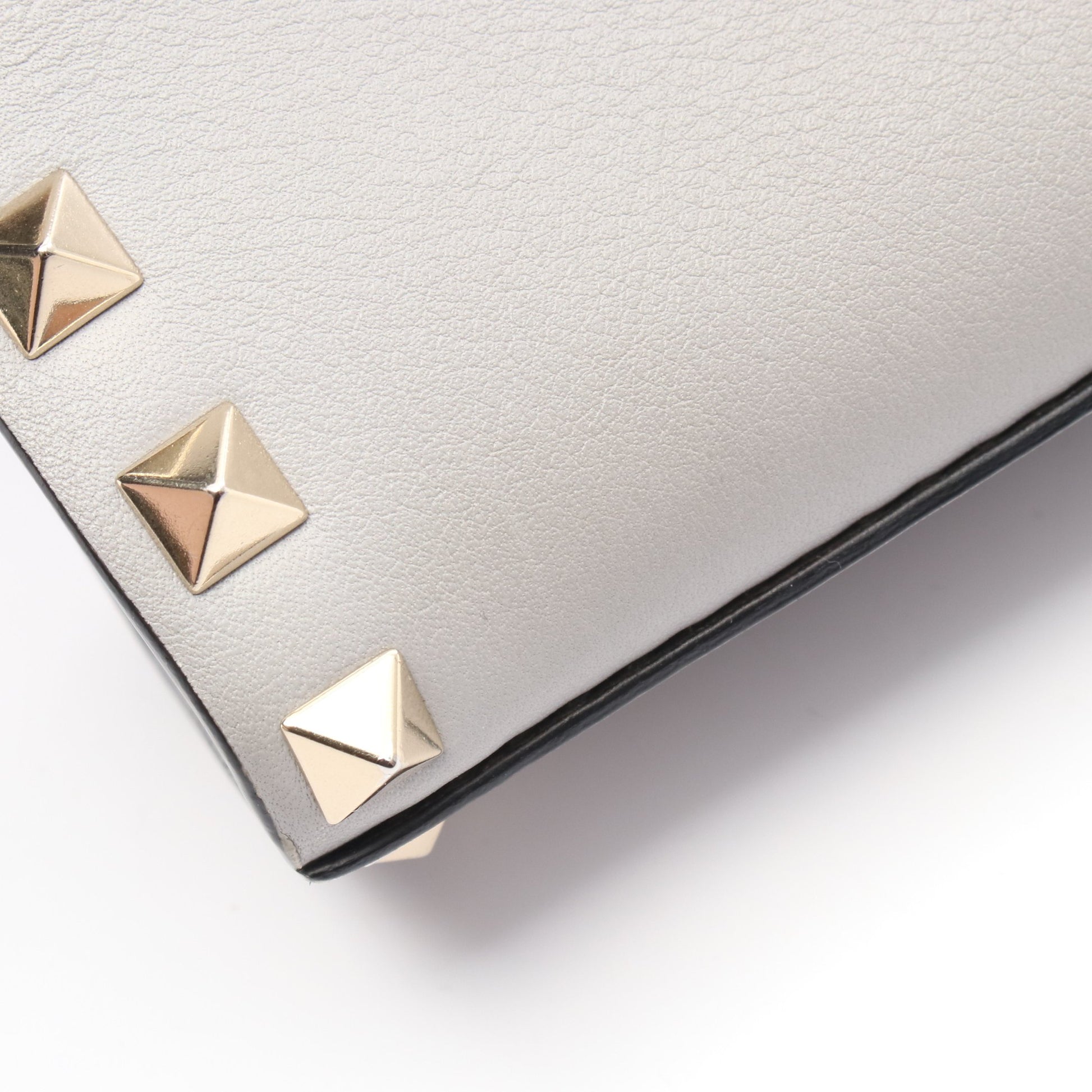 ショルダーバッグ レザー ライトグレー ロックスタッズ ヴァレンティノ バッグ VALENTINO