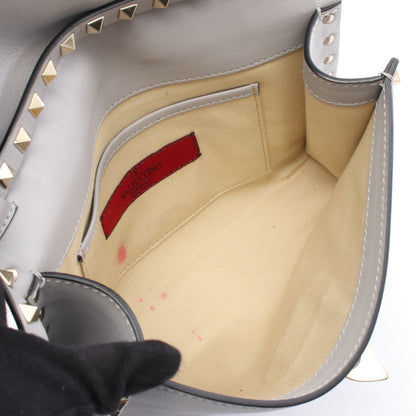 ショルダーバッグ レザー ライトグレー ロックスタッズ ヴァレンティノ バッグ VALENTINO