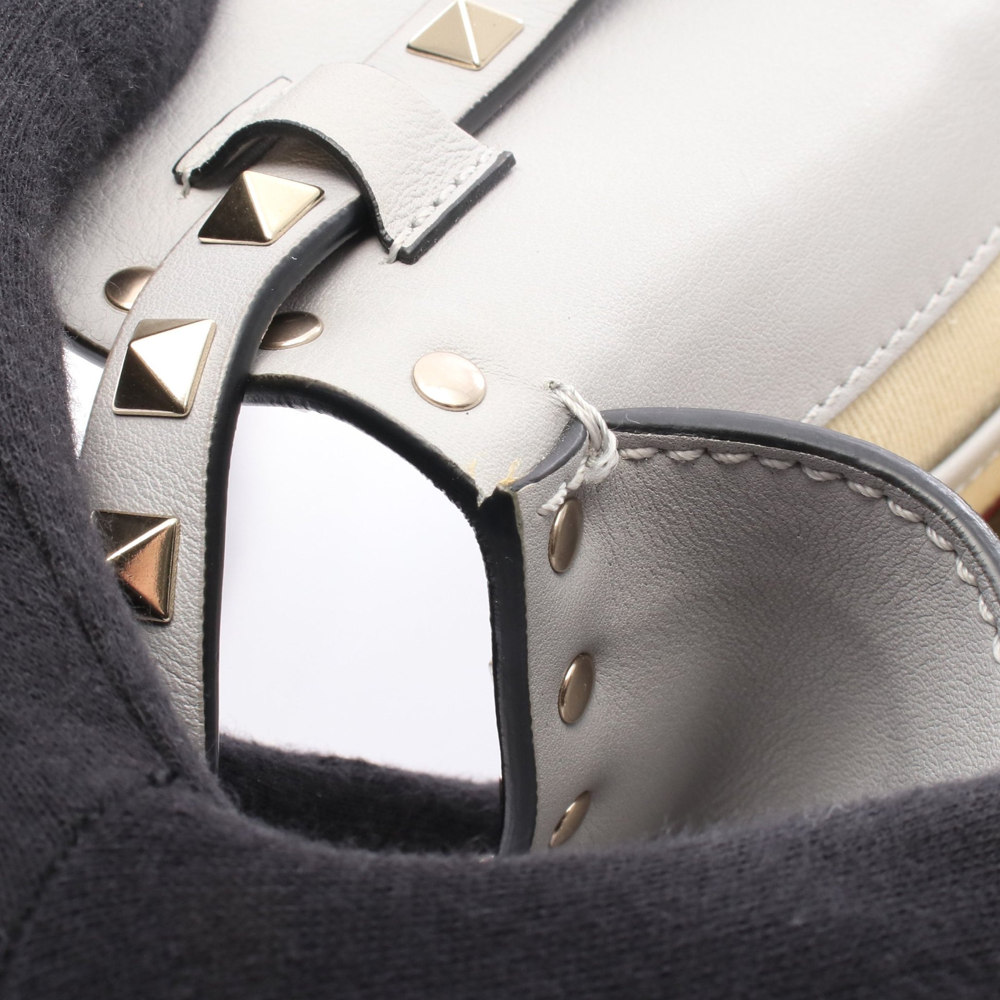 ショルダーバッグ レザー ライトグレー ロックスタッズ ヴァレンティノ バッグ VALENTINO