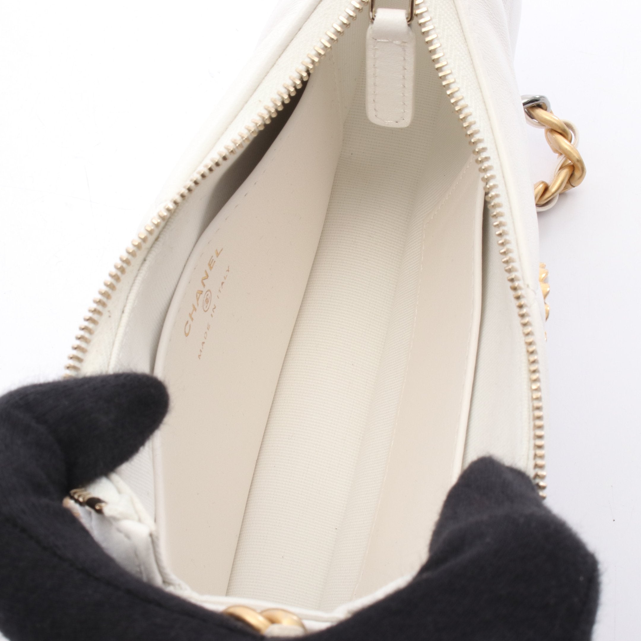 シャネル19 マトラッセ スモール ホーボー チェーンショルダーバッグ