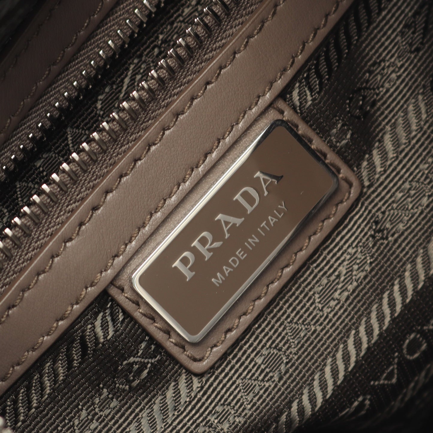 VIT.DAINO ボディバッグ レザー グレーベージュ プラダ バッグ PRADA