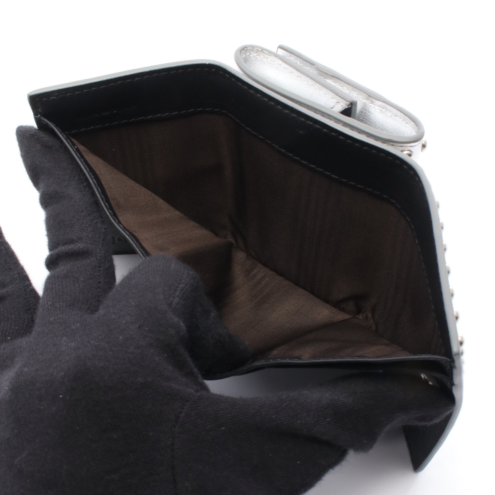 FOLD WALLE WITH STUDS 二つ折り財布 コンパクトウォレット レザー シルバー ジェイアンドエムデヴィッドソン 財布・小物 J&M DAVIDSON